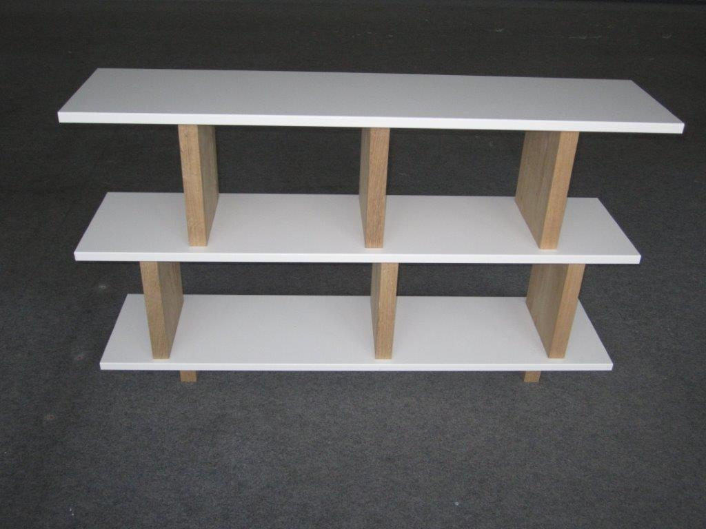 Drehbares Tojo Regal Anbaumodul mit drei weißen Regalböden und Holzstützen.
