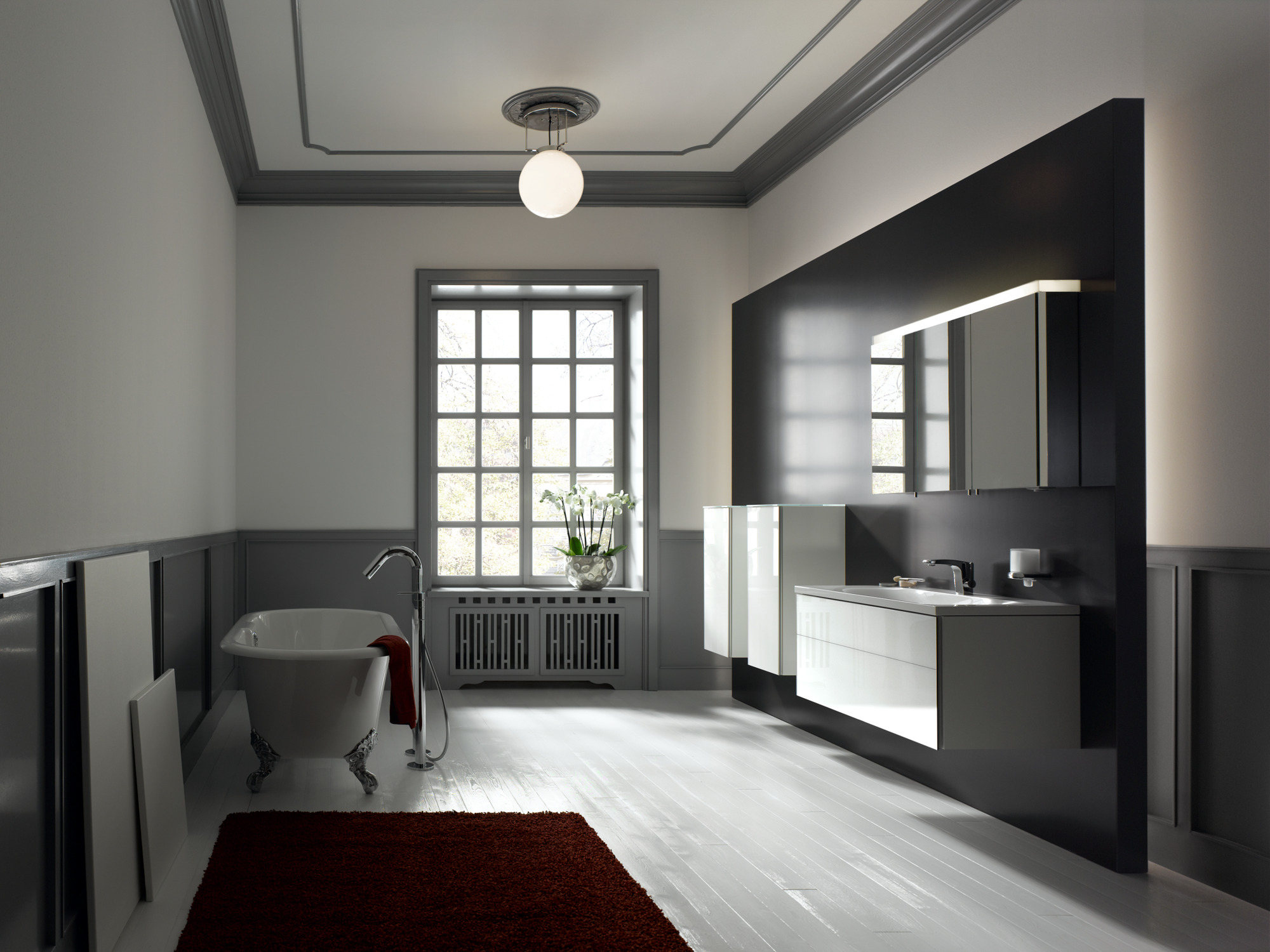 DMB 26 Bauhaus Deckenleuchte von Tecnolumen, 40 cm Durchmesser, in einem modernen Badezimmer.