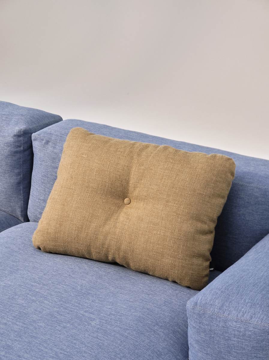 Detailaufnahme: Mags Soft Sofa, 3-Sitzer, blauer Stoff mit beigem Kissen und Knopf.