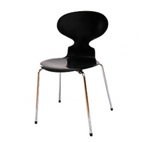 Schwarzer "Die Ameise" Stuhl von Fritz Hansen mit drei Beinen und verchromtem Gestell, modernes Design.