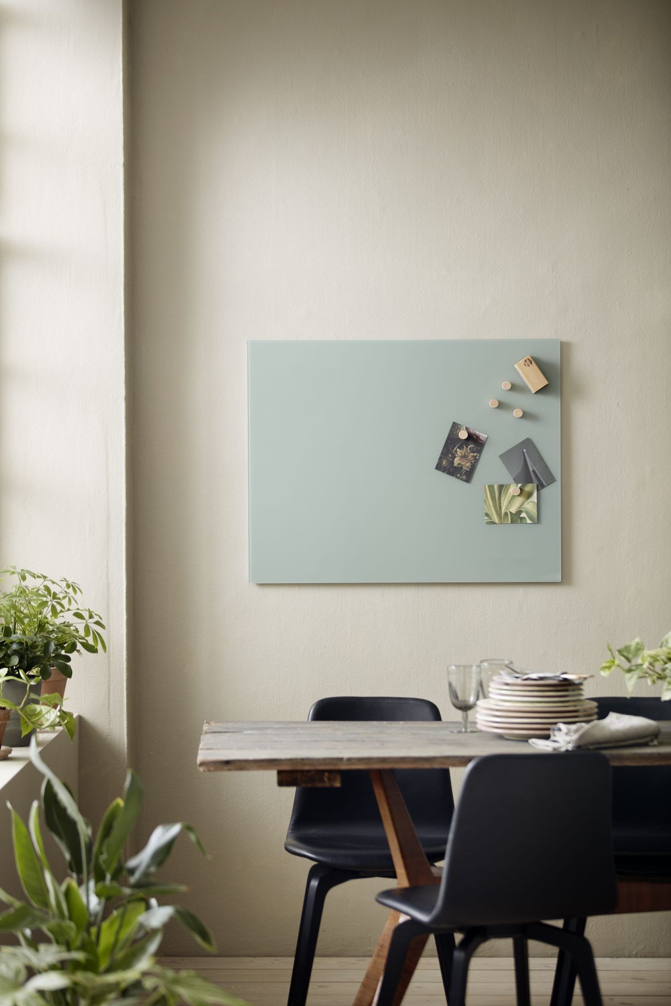Helle Chat Board Glastafel, magnetische Wandtafel in mintgrün mit Magneten und Fotos im Esszimmer.