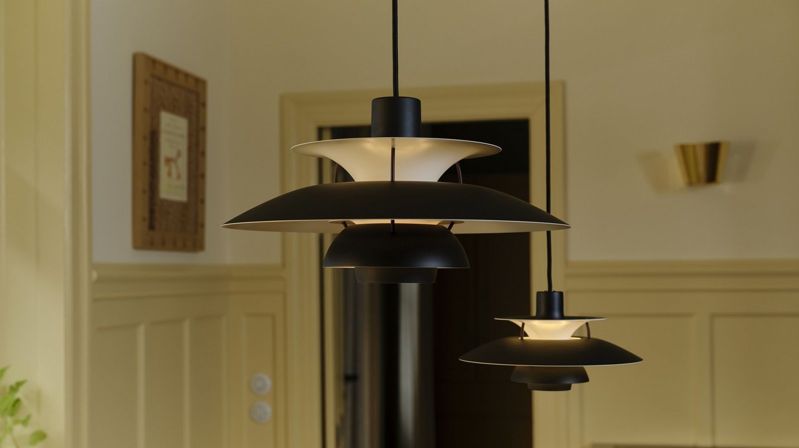 PH 5 Pendelleuchte MINI BLACK EDITION von Louis Poulsen, moderne Hängelampe mit schwarzem Lampenschirm.