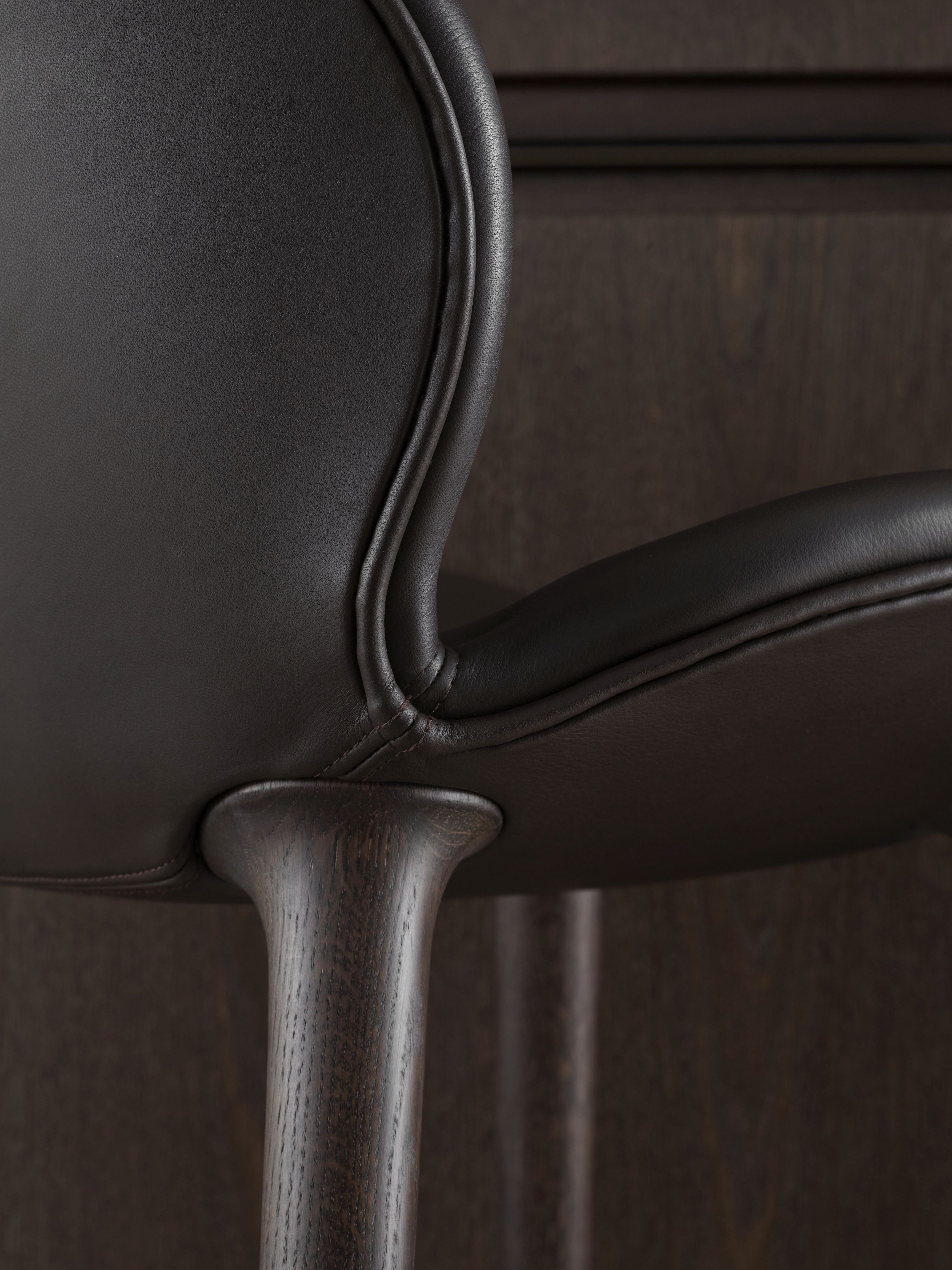 Detailaufnahme des Lodge Tresenhockers von Vipp: Dunkelbraunes Leder auf dunklem Eichenholz, elegante Barhocker für moderne Küchen.