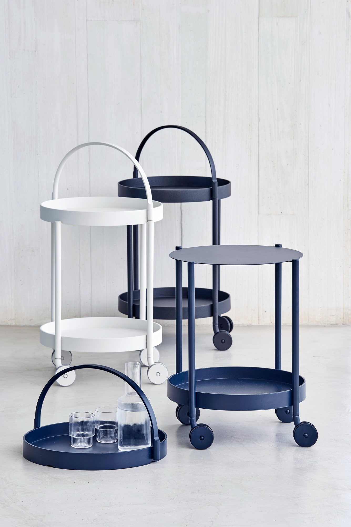 Cane-Line Roll Barwagen in Weiß, Schwarz und Blau, mit Gläsern, moderner Servierwagen.