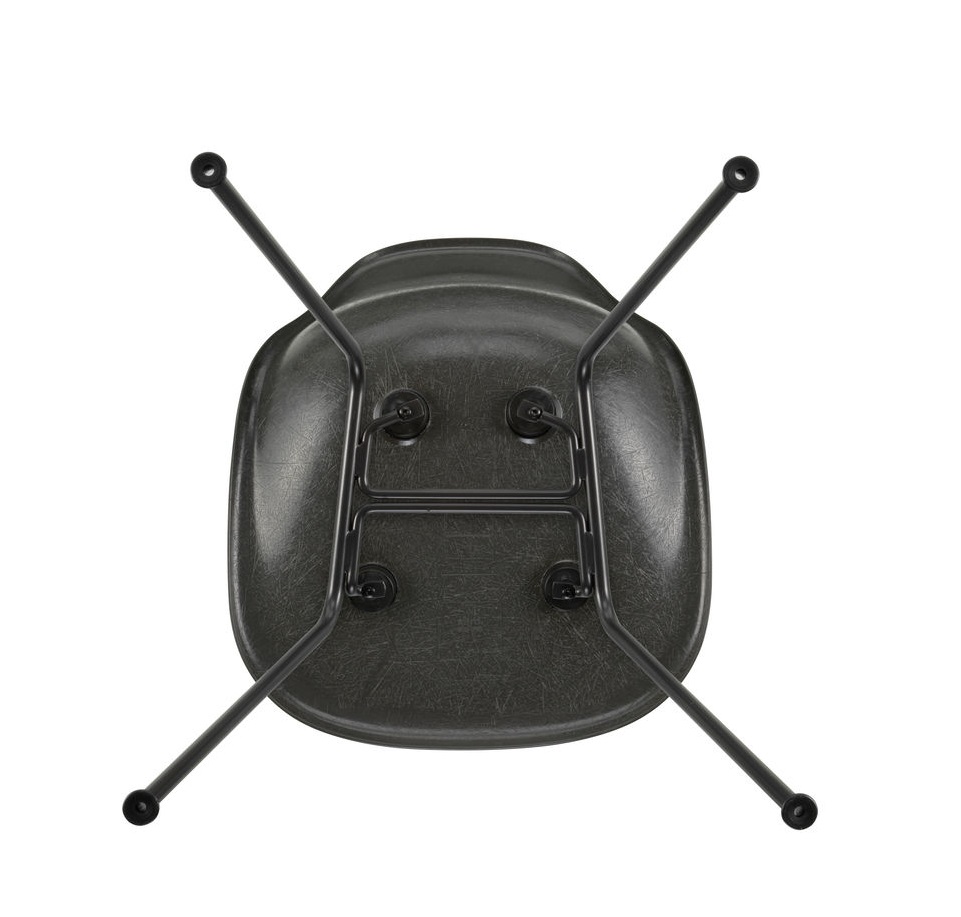 Detailaufnahme der Unterseite eines grauen Eames Fiberglass Chair DSX Stuhls von Vitra mit schwarzem Metallgestell.