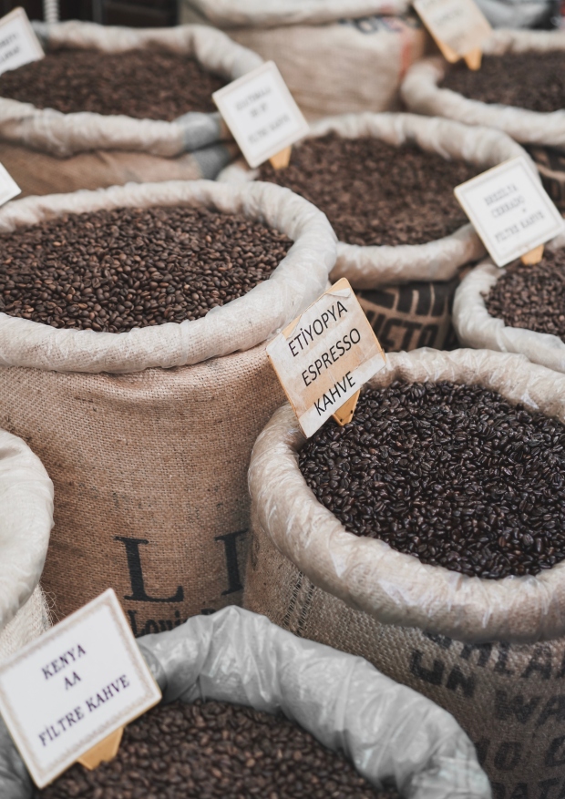 Säcke mit verschiedenen Kaffeesorten: Äthiopischer Espresso, Kenia AA Filterkaffee und weitere Kaffeespezialitäten im Angebot.