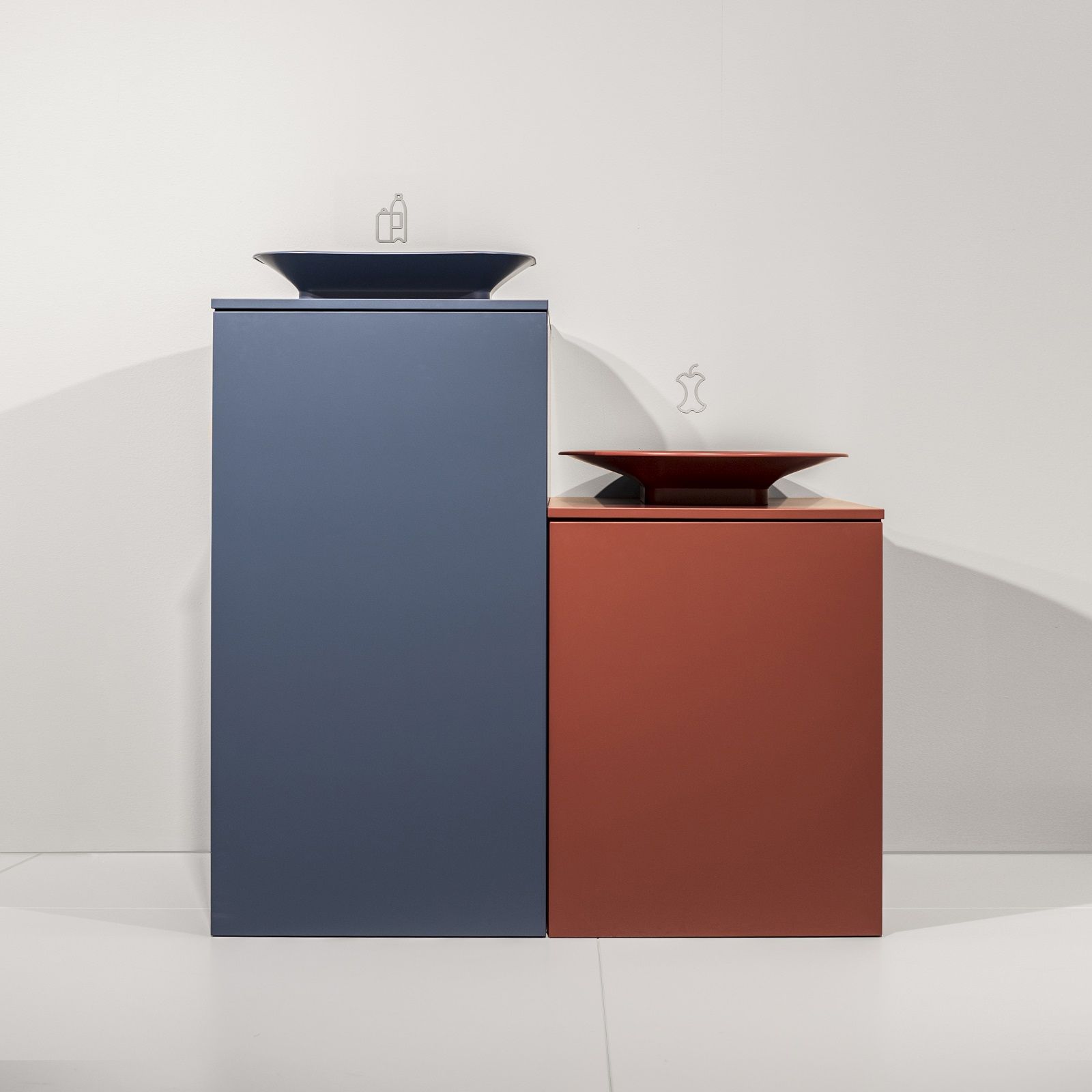 Exhibit Bin Mülltrennungssystem von Mizetto in Blau und Rot mit passenden Schalenaufsätzen.