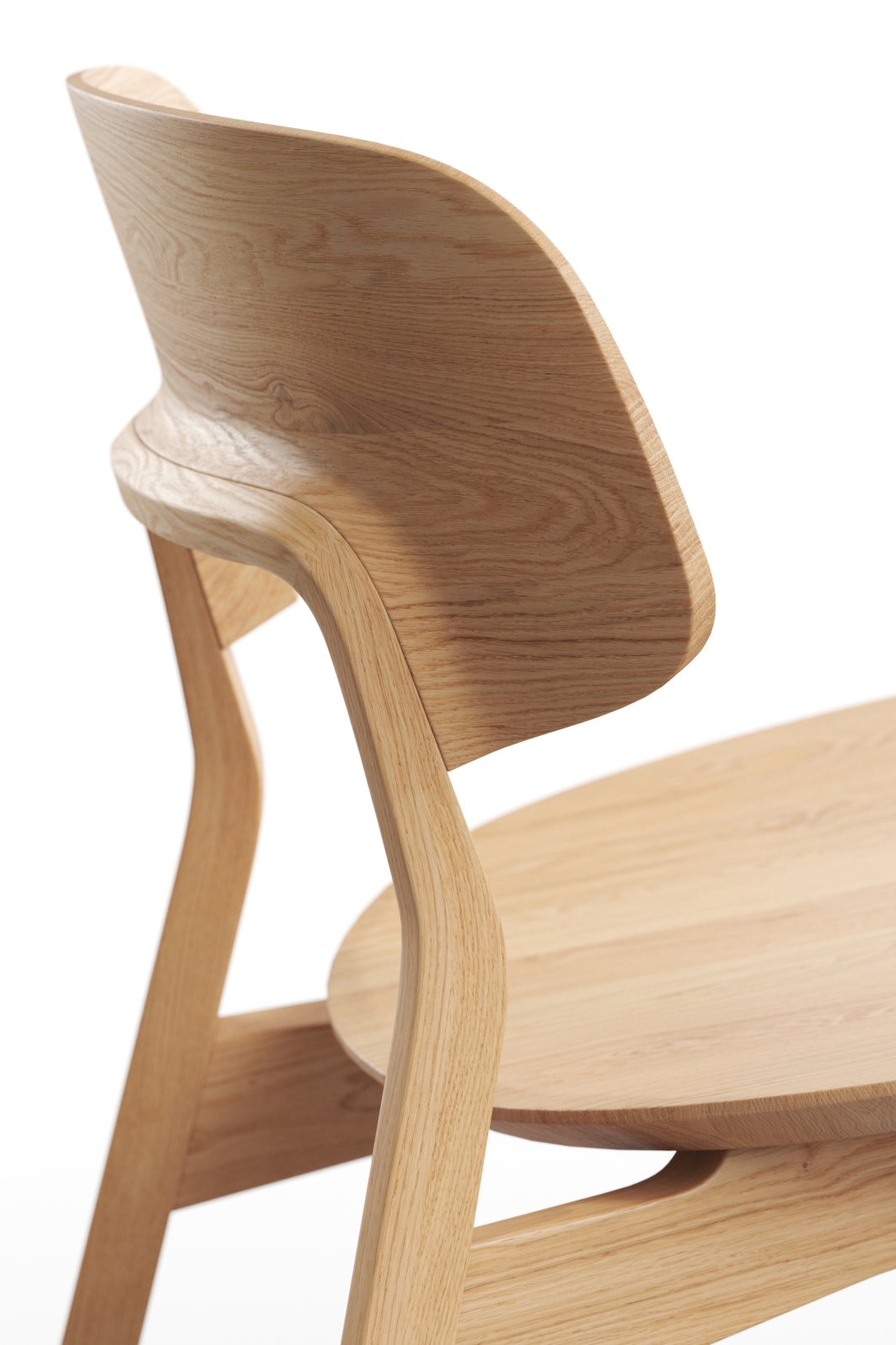 Detailaufnahme des Nonoto Lounge Chairs: Cocktailsessel aus hellem Holz mit geschwungener Rückenlehne.