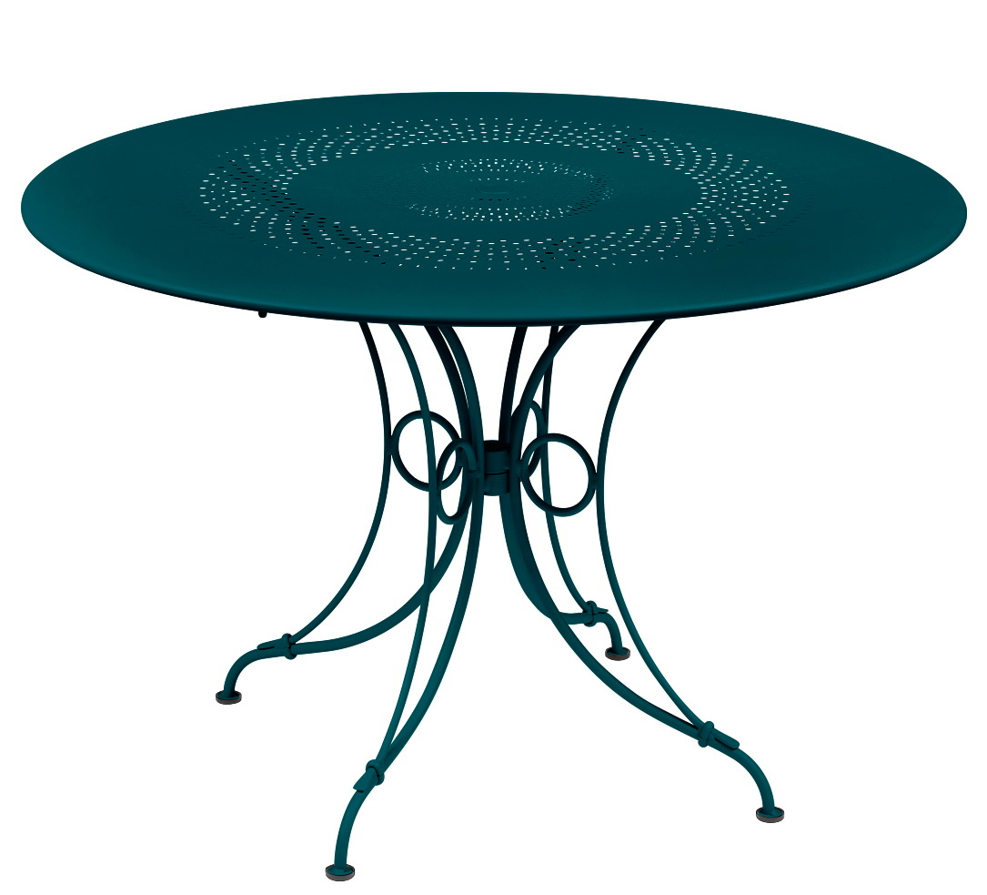 Blauer Fermob Gartentisch 1900, runder Outdoor Tisch mit filigranem, durchbrochenem Design für Garten und Terrasse.