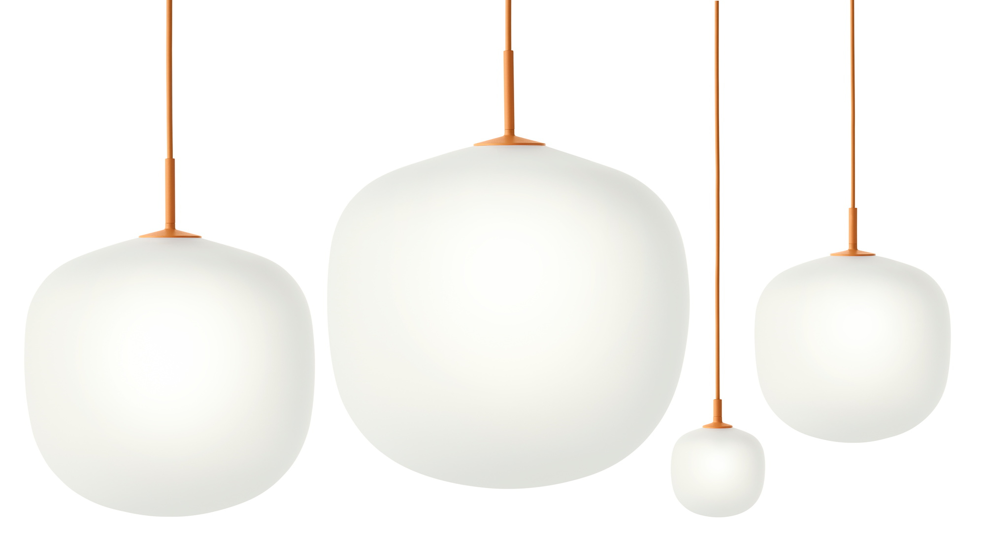 Nahaufnahme von vier grauen Rime Pendelleuchten von Muuto in verschiedenen Größen mit orangefarbenen Kabeln.