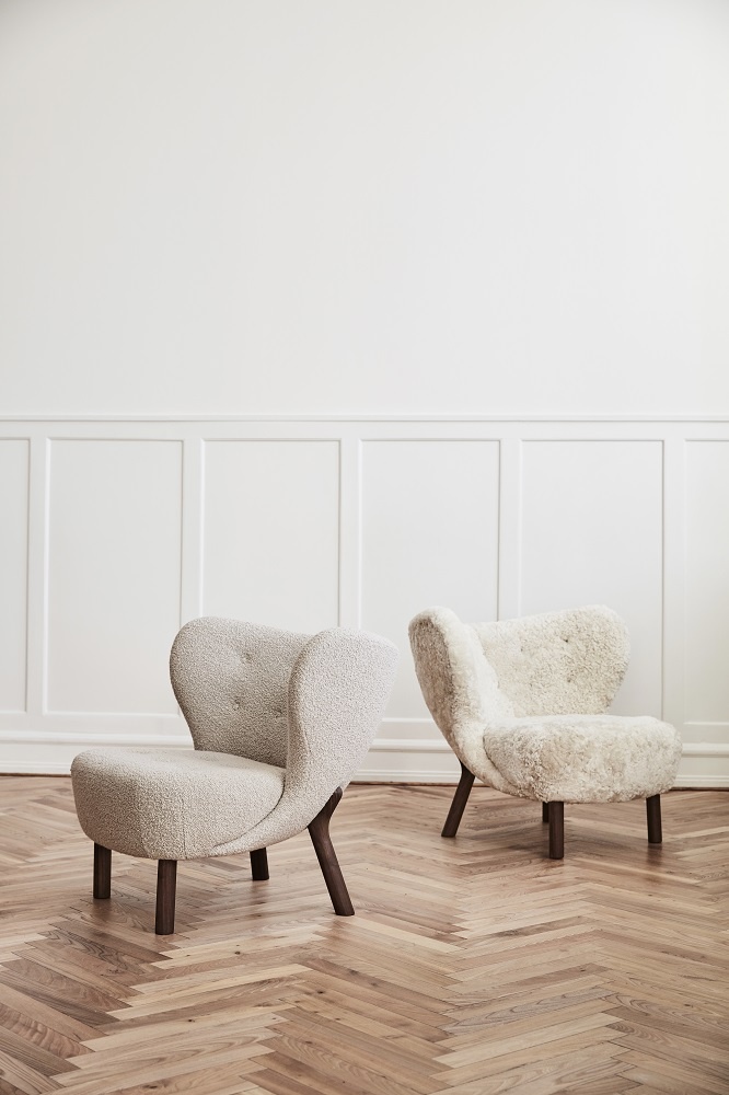Zwei Little Petra Sessel von AndTradition, ein beiger Lounge Sessel mit Holzbeinen.