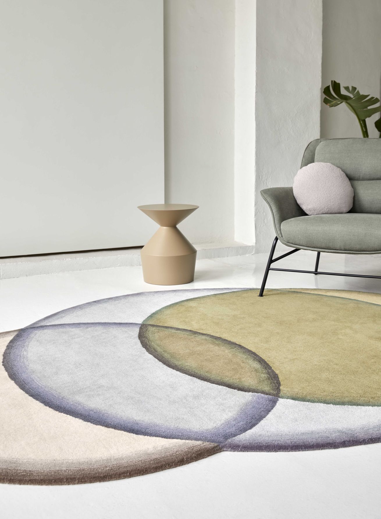 Crystal Teppich mit abstraktem Kreisdesign in Beige, Grau und Grün im modernen Wohnzimmer.