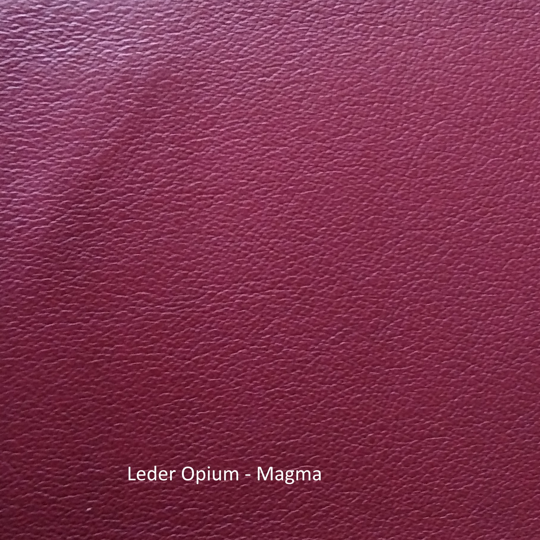 Detailaufnahme des Ledermusters "Opium" in Magma-Rot von Freifrau Manufaktur, hochwertige Lederstruktur für Möbel.