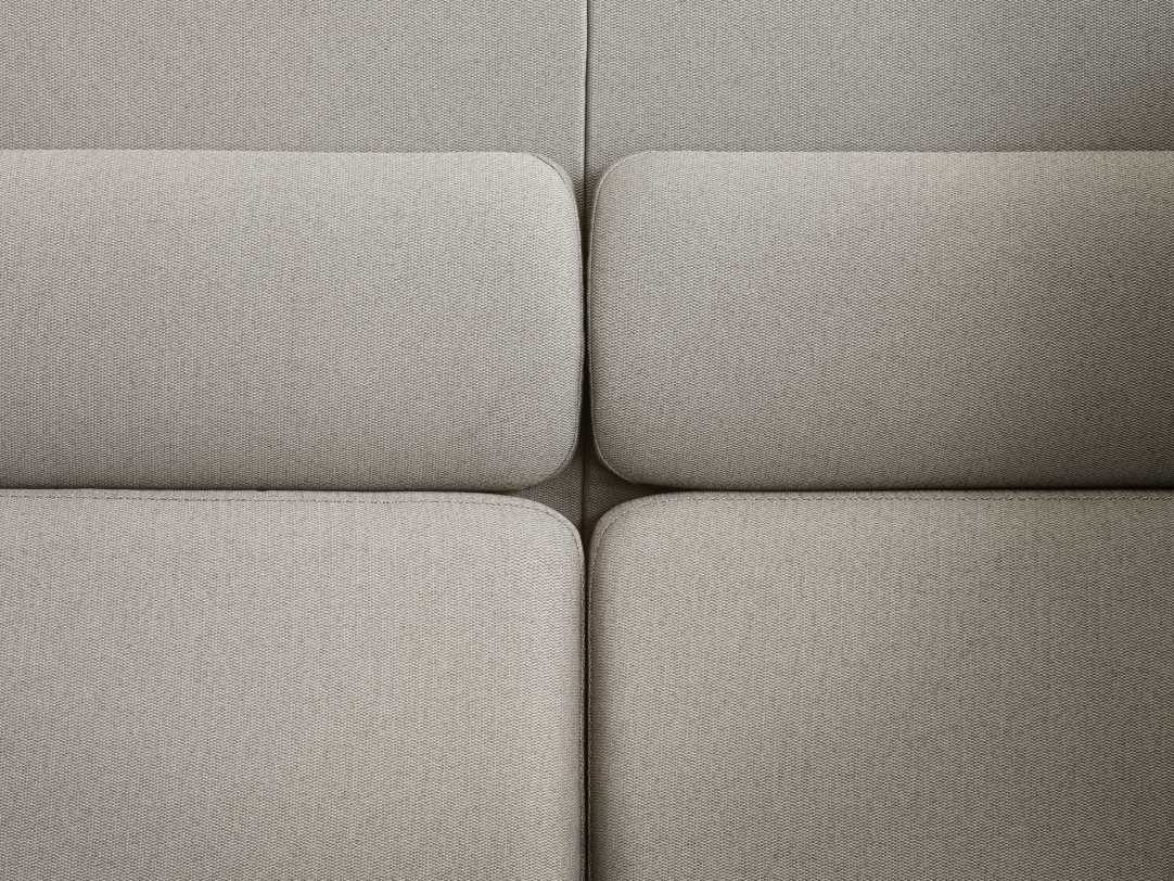 Detailaufnahme der Rückenlehne des grauen JH1002 / JH1003 Plenum Sofas von Fritz Hansen.