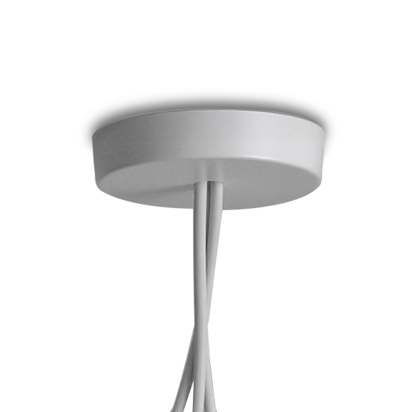 Weiße Vielfach Rosette für Flos Aim Pendelleuchte, Detailaufnahme der Deckenbefestigung mit Kabeln.