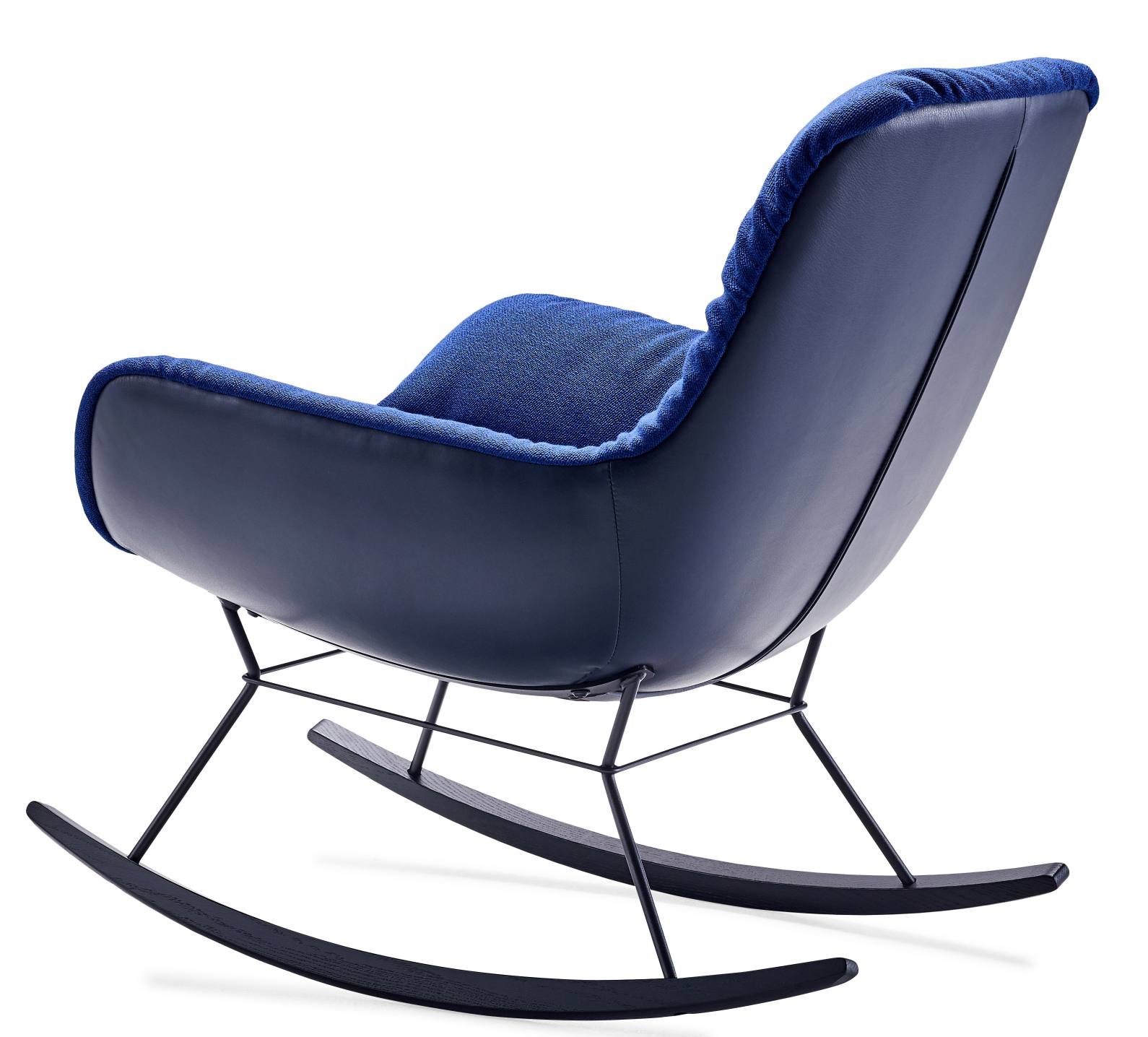 Blauer Leya Schaukelsessel der Freifrau Manufaktur, Lounge Chair mit Kufen aus dunklem Holz und Metallgestell.
