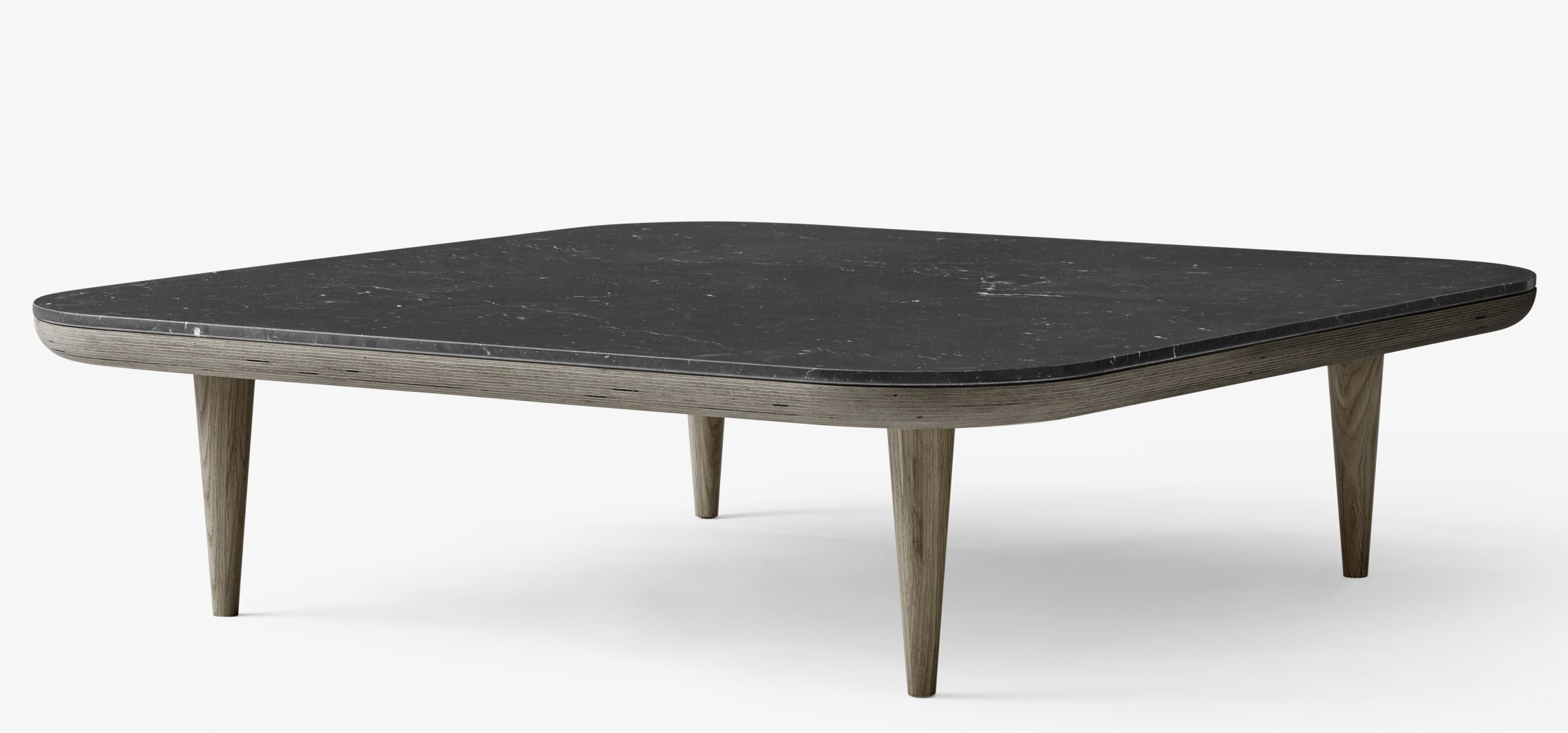 Fly Table Couchtisch von AndTradition mit schwarzer Marmorplatte und Holzgestell auf weißem Hintergrund.