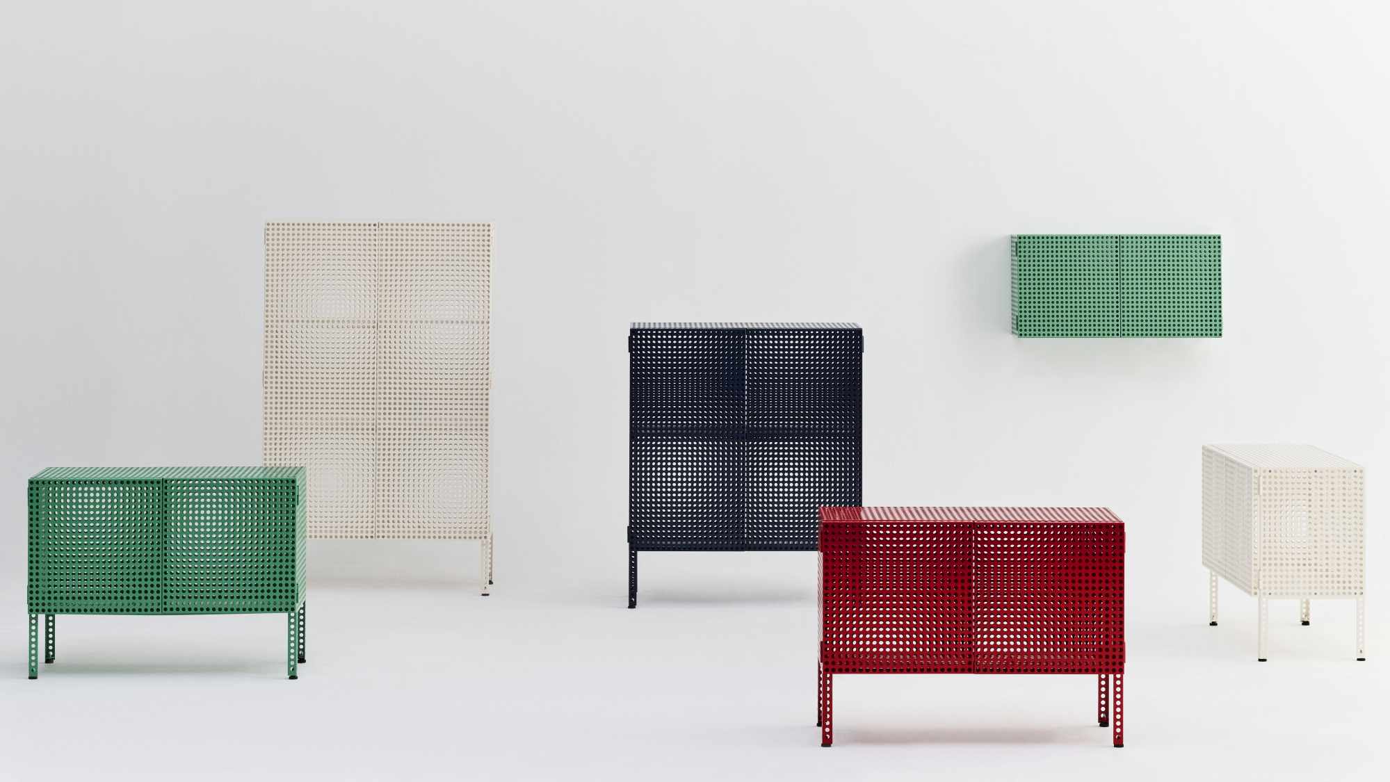 Mehrfarbige Hay Perforated Sideboards: Kleiner Schrank in Rot, Grün, Blau und Weiß mit Lochmuster für Wohnzimmer und Büro.