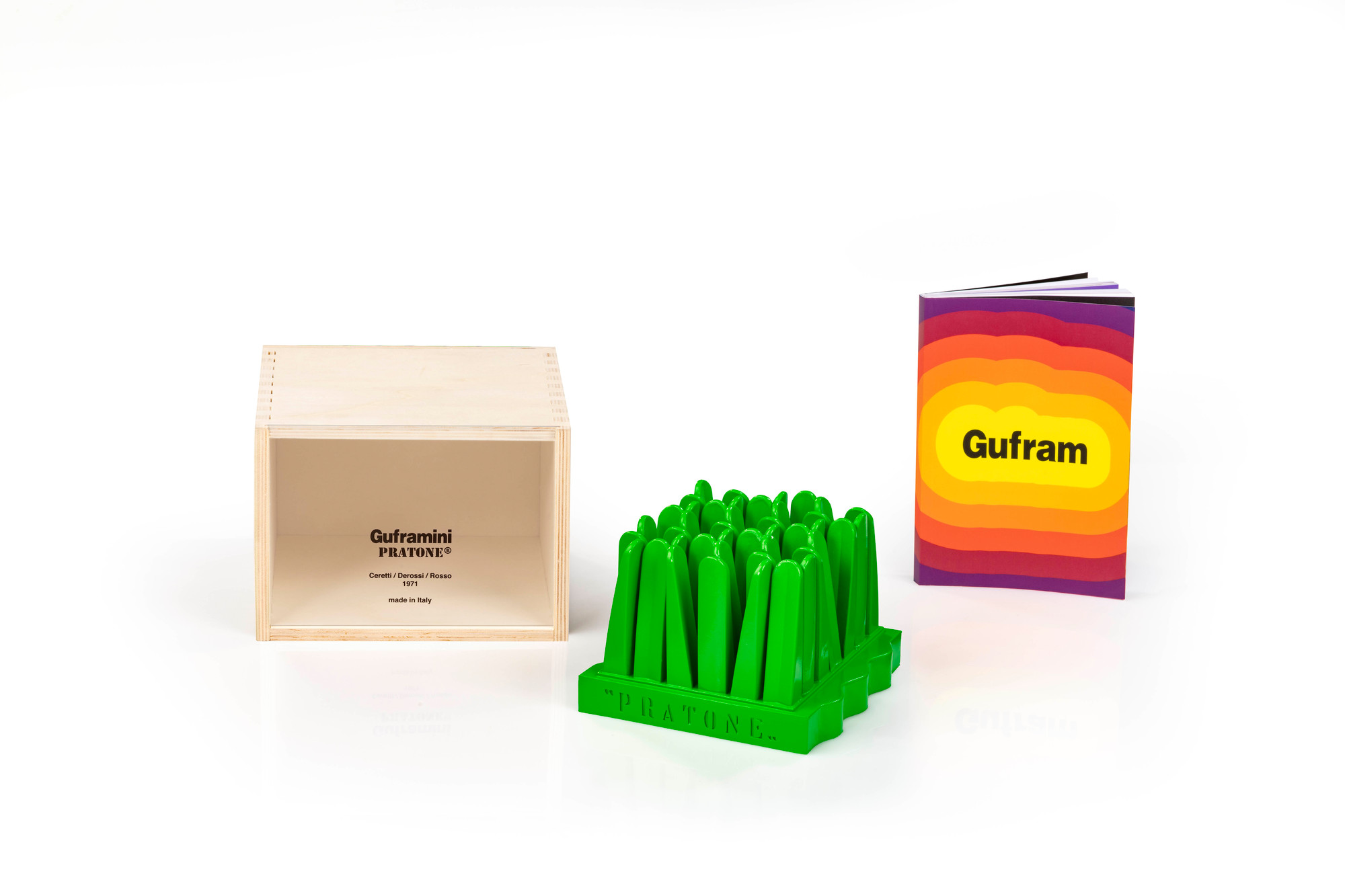 Gufram Pratone Miniatur, grüne Design-Skulptur mit Holzkiste und Broschüre auf weißem Hintergrund.