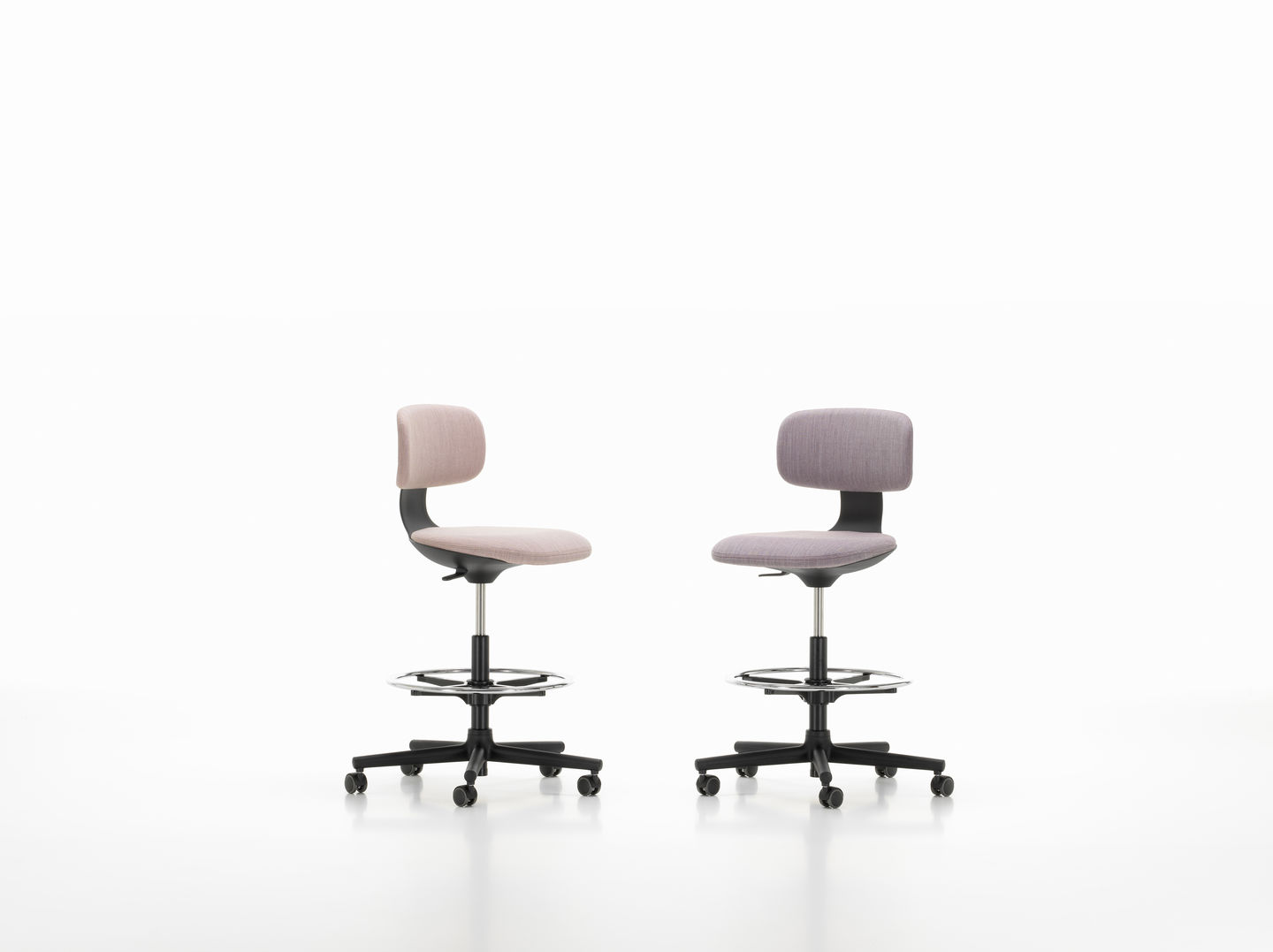 Zwei Vitra Rookie High Bürodrehstühle in Rosa und Grau mit Fußstütze und Rollen auf weißem Hintergrund.