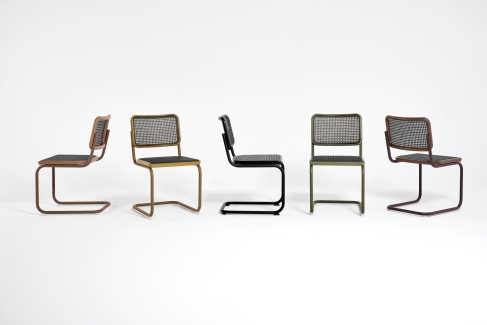 Produktbild: Fünf S 64 Freischwinger Stühle von Thonet in verschiedenen Farben auf weißem Hintergrund.