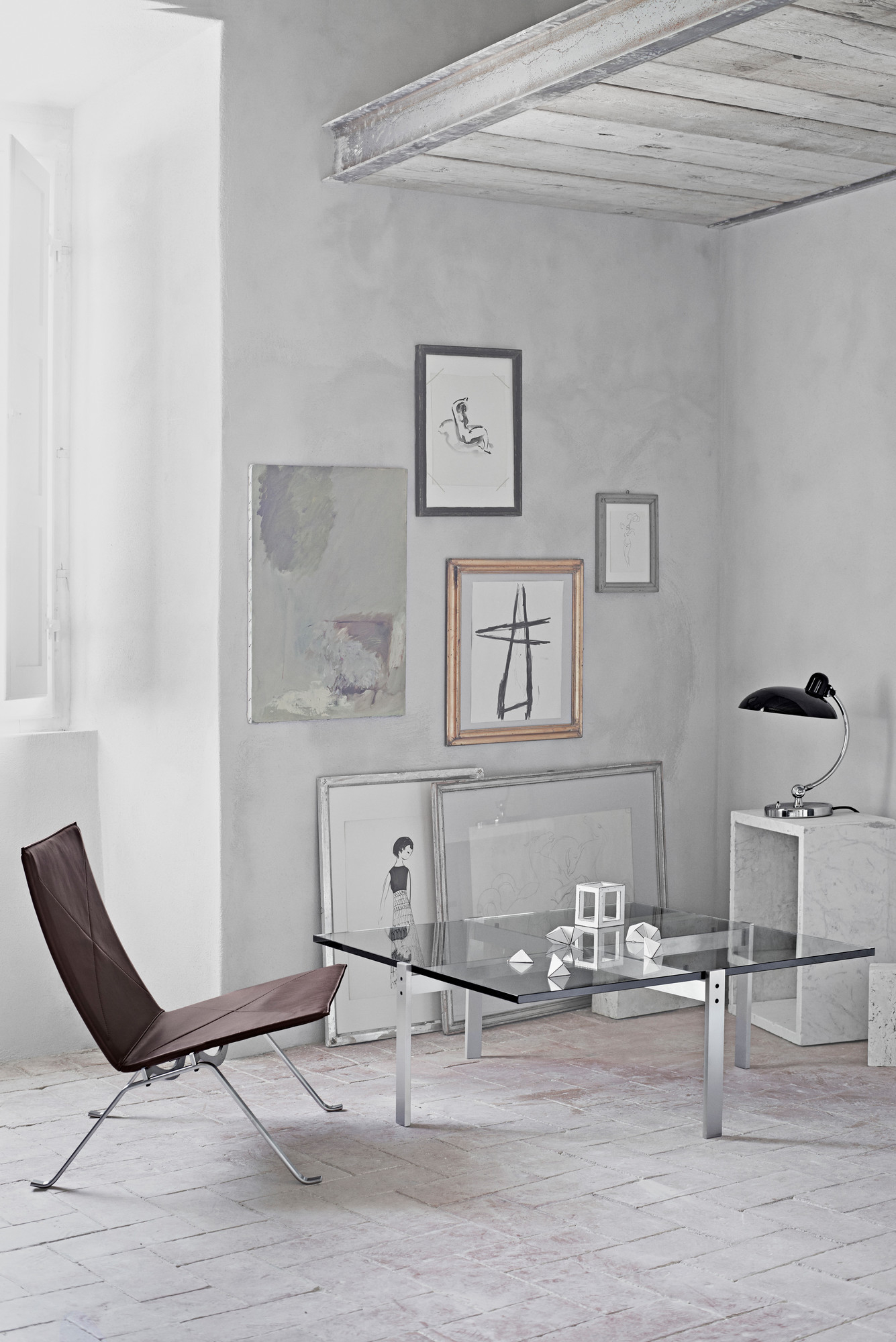 Interieur mit Kaiser idell Tischleuchte, Designklassiker in Schwarz, auf Marmortisch.