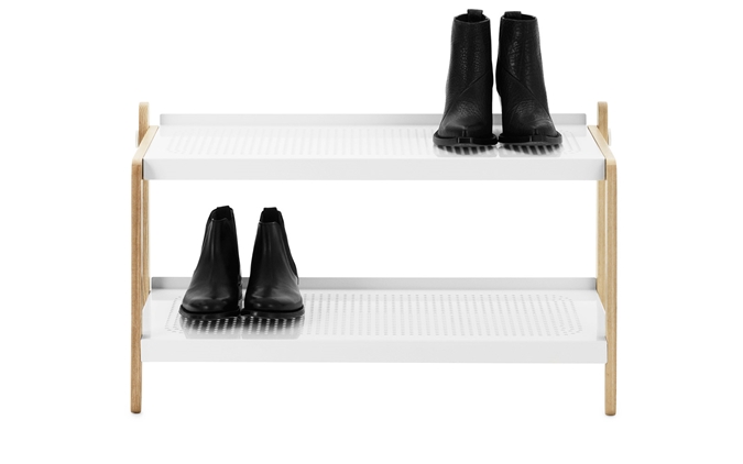 Sko Schuhregal von Normann Copenhagen, zweistöckig, weiß mit hellem Holzgestell und schwarzen Schuhen.