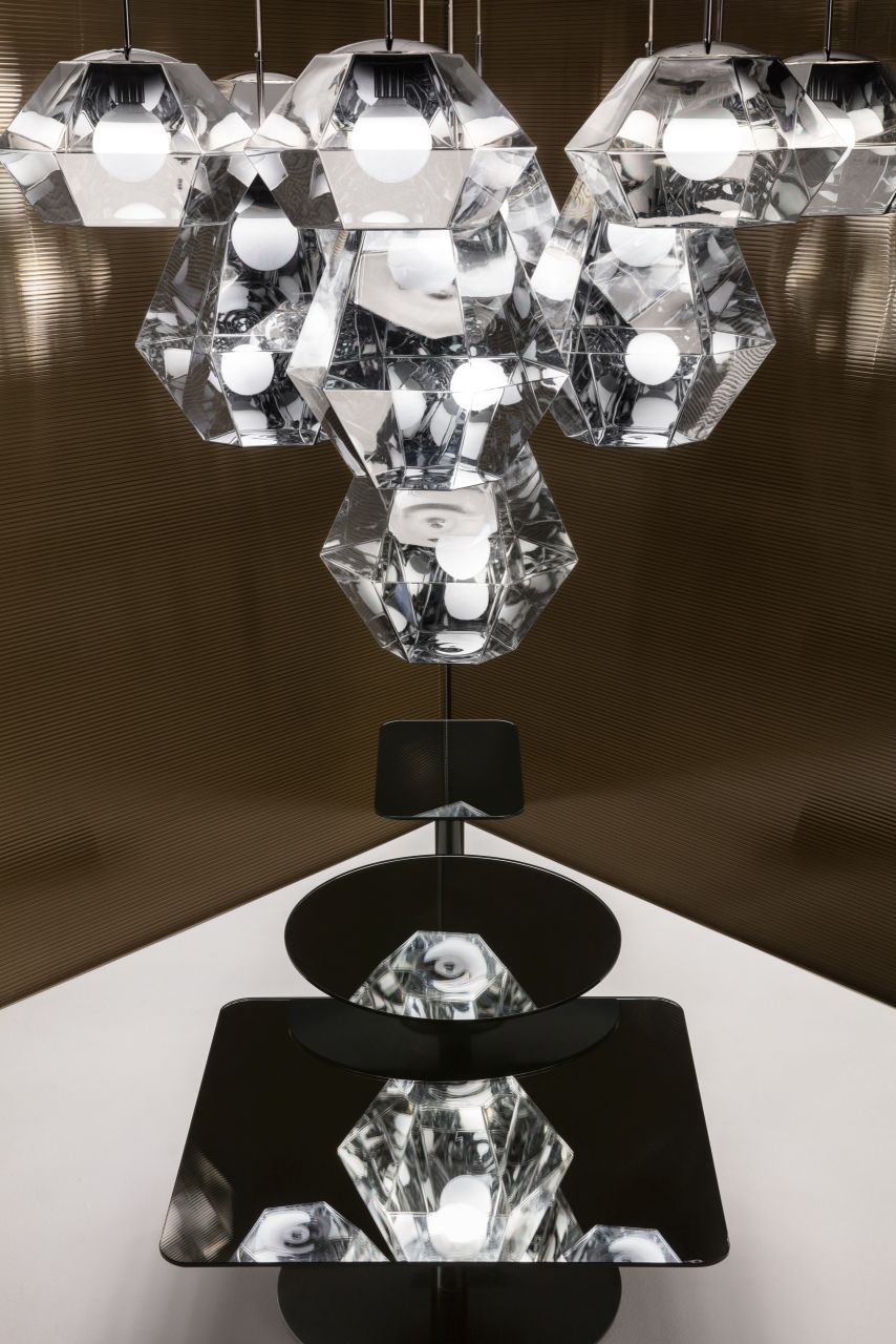 Flash Beistelltisch von Tom Dixon, moderner Couchtisch mit geometrischen Formen und reflektierenden Oberflächen im minimalistischen Design.