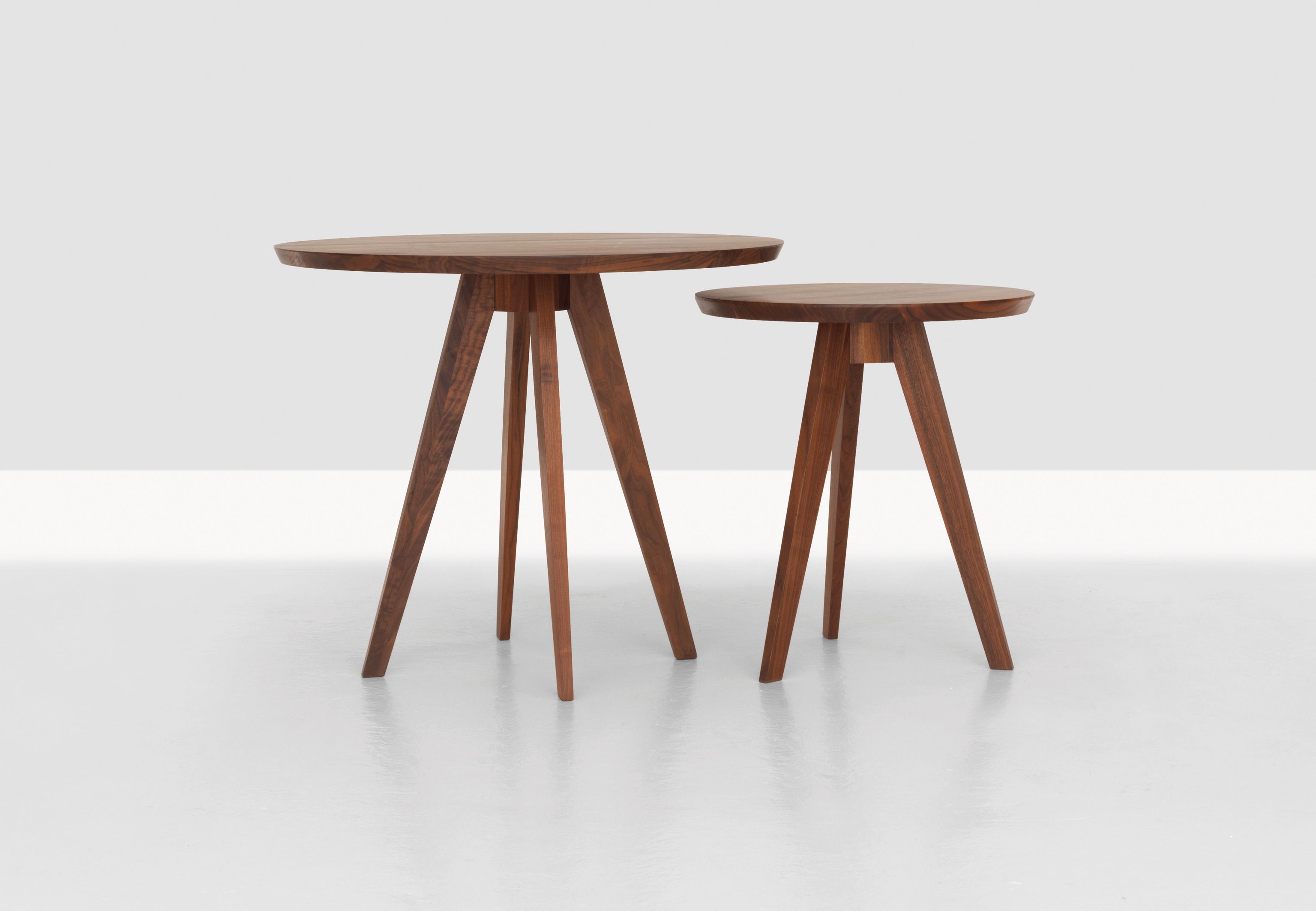 CENA Tisch: Zwei runde Holztische, Esstisch und Beistelltisch, modernes Design, drei Beine.