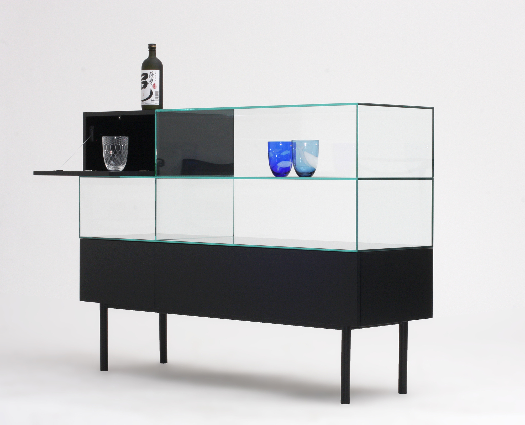Tecta S4 Vitrine aus Glas und schwarzem Holz, minimalistisches Design mit Gläsern und Flasche.