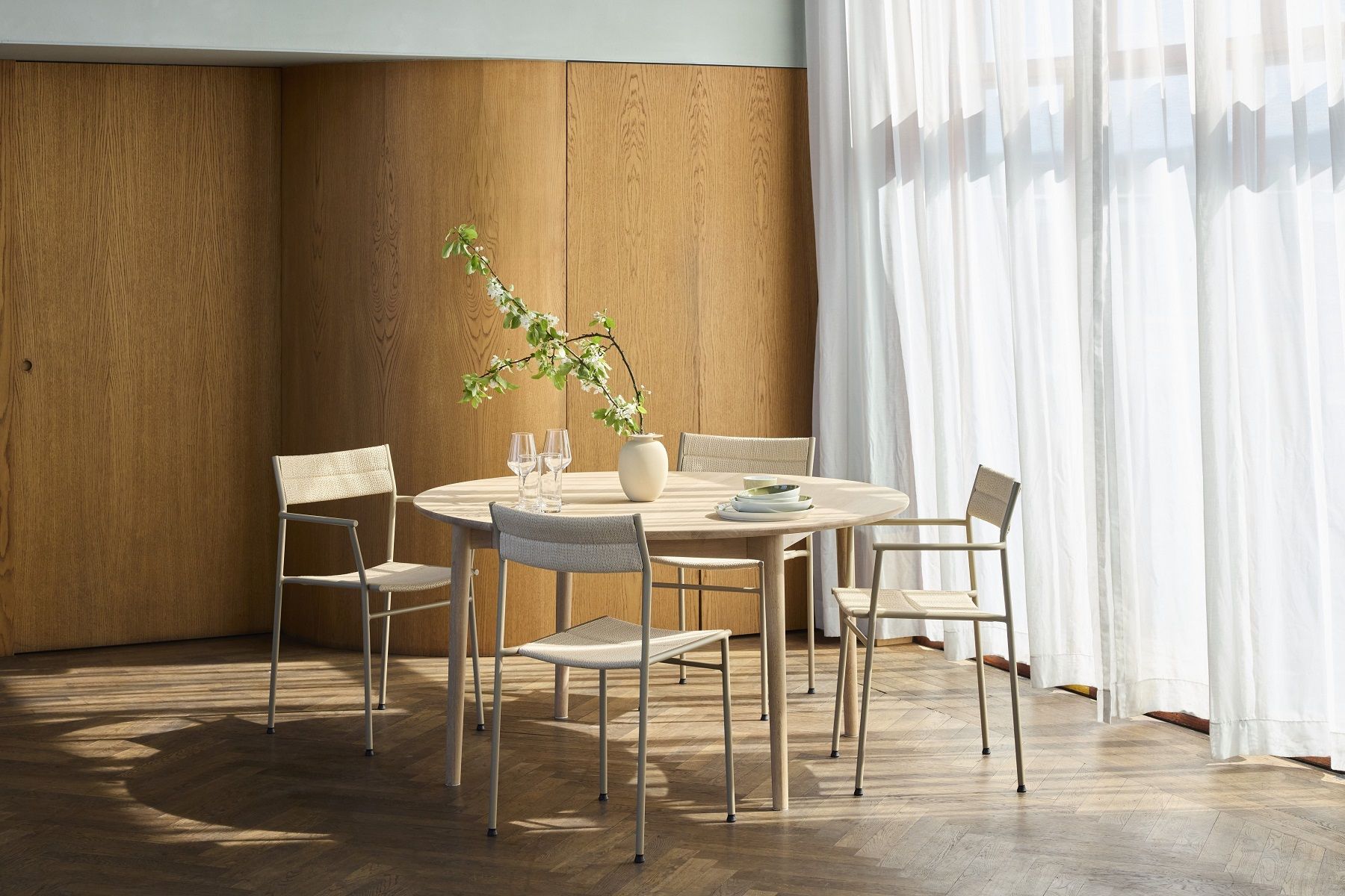 Northern Expand Esstisch aus Holz, runder Ausziehtisch mit Stühlen und Dekoration im hellen Esszimmer.
