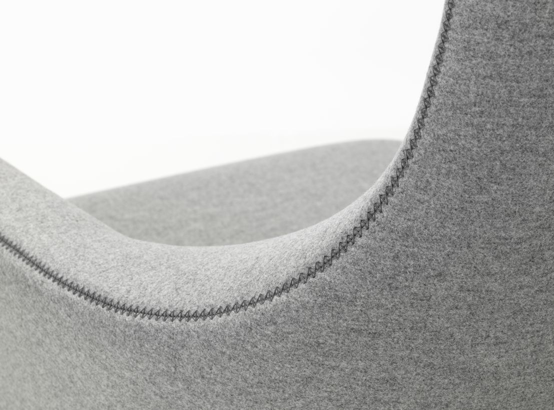 Detailaufnahme des Vitra Grand Repos Sessels in Kieselstein-Grau mit feiner Naht, bequemer Relaxsessel.
