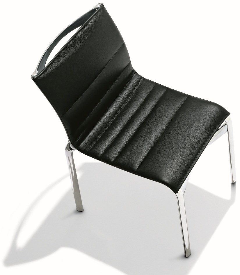 Highframe Stuhl Alias 416/417: Schwarzer Bürostuhl mit Lederbezug und verchromtem Metallgestell, modernes Design.