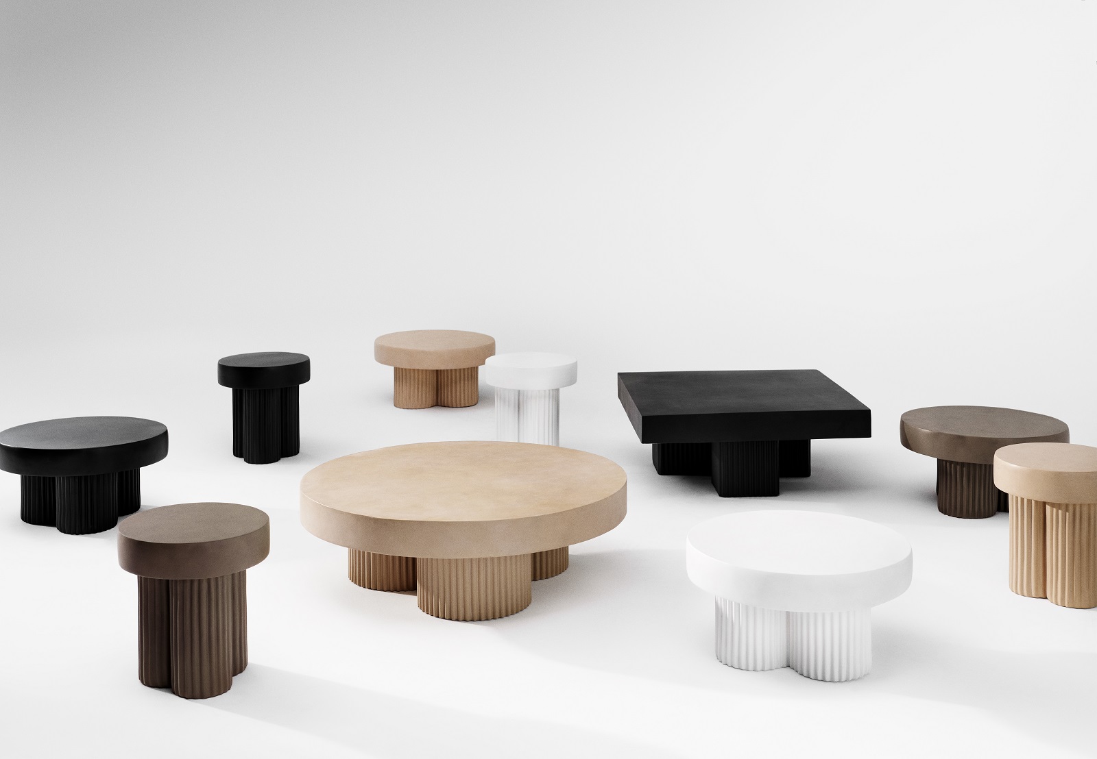 Verschiedene Gear Beistelltische von Norr11 in Schwarz, Weiß, Beige und Braun auf weißem Hintergrund.