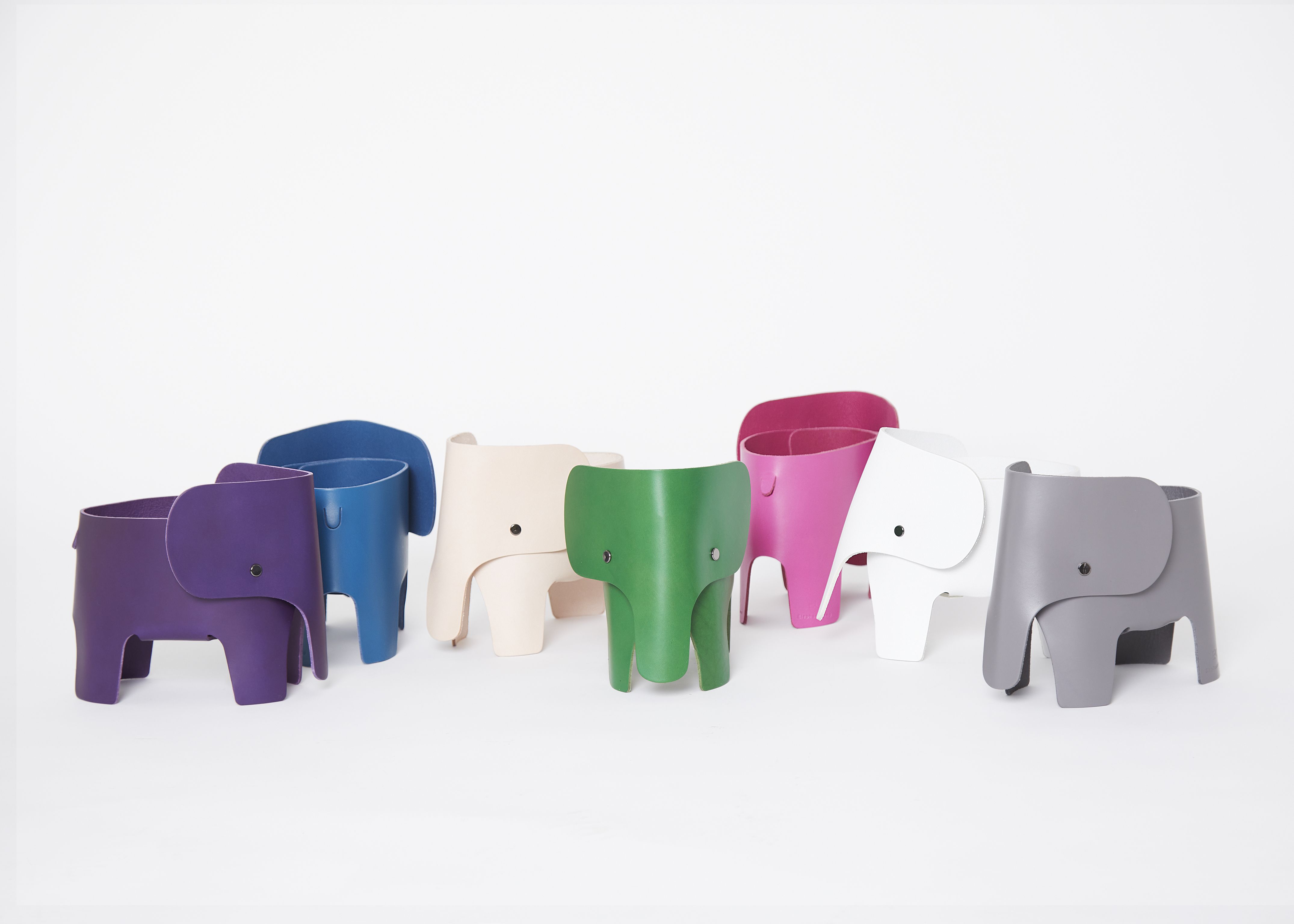 Mehrere farbige Elephant Tischleuchten von EO Denmark auf weißem Hintergrund.