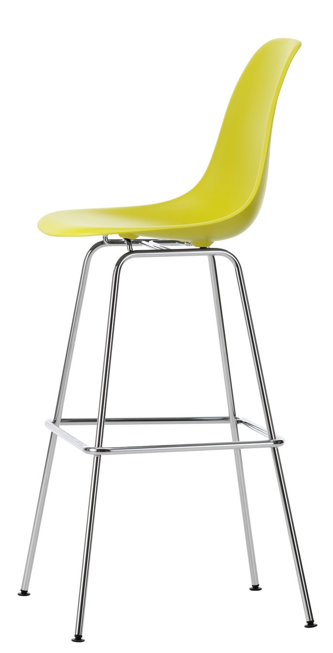 Gelber Eames Plastic Bar Stool Barhocker High von Vitra mit verchromtem Gestell, seitliche Ansicht.