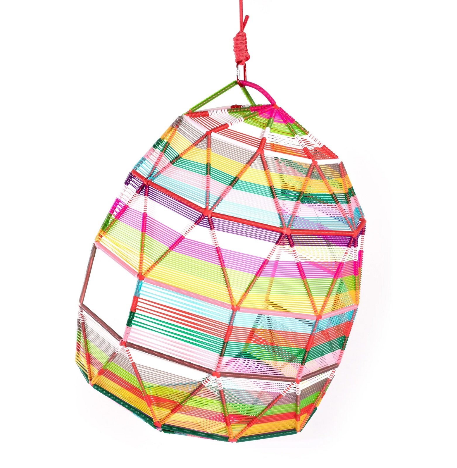 Hängender bunter Sessel aus geflochtenen Schnüren, moderne Hängehöhle für Kinder und Erwachsene, Boho-Stil.