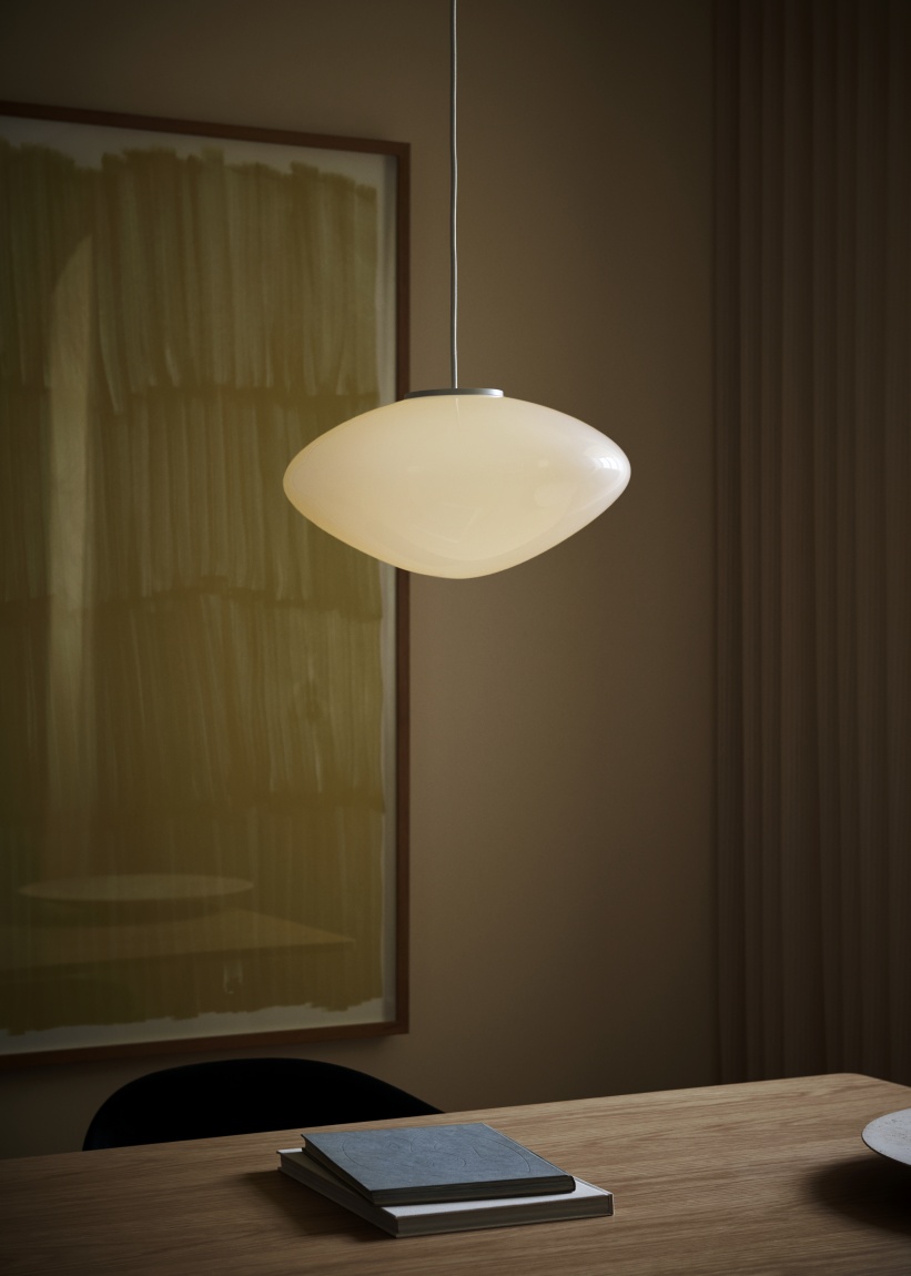 AndTradition Mist AP16 Pendelleuchte aus Opalglas, modernes Design für Wohnzimmer und Esszimmer.