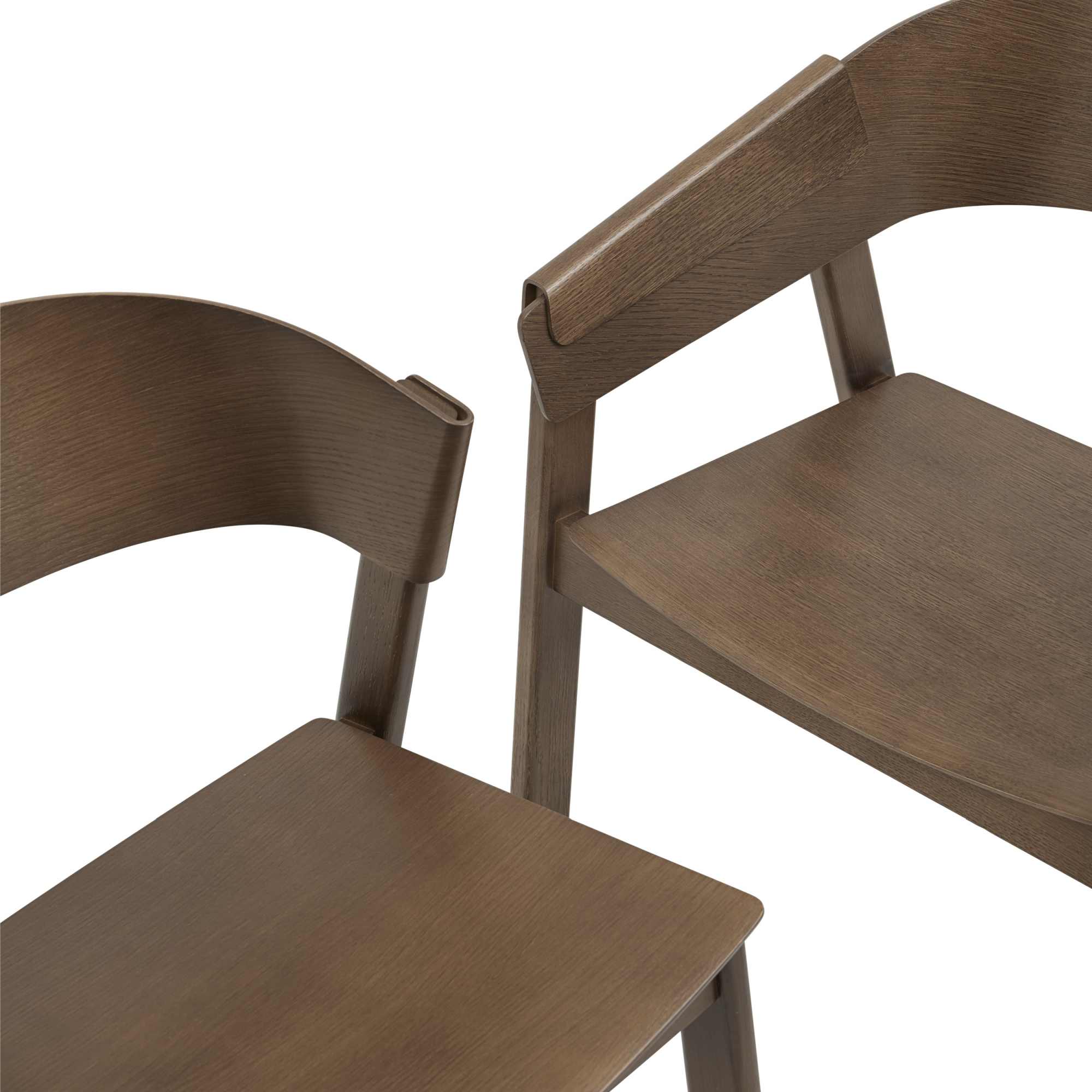 Detailaufnahme von zwei Cover  Side Chairs von Muuto aus braun gebeiztem Holz, skandinavisches Design.