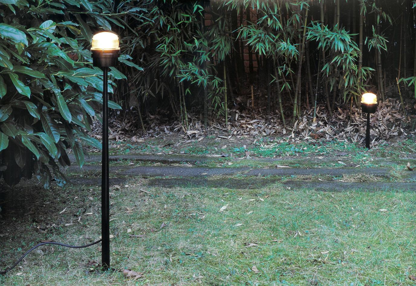 Fresnel Stehleuchte für den Außenbereich, 90 cm, im Garten, stimmungsvolle Gartenbeleuchtung.