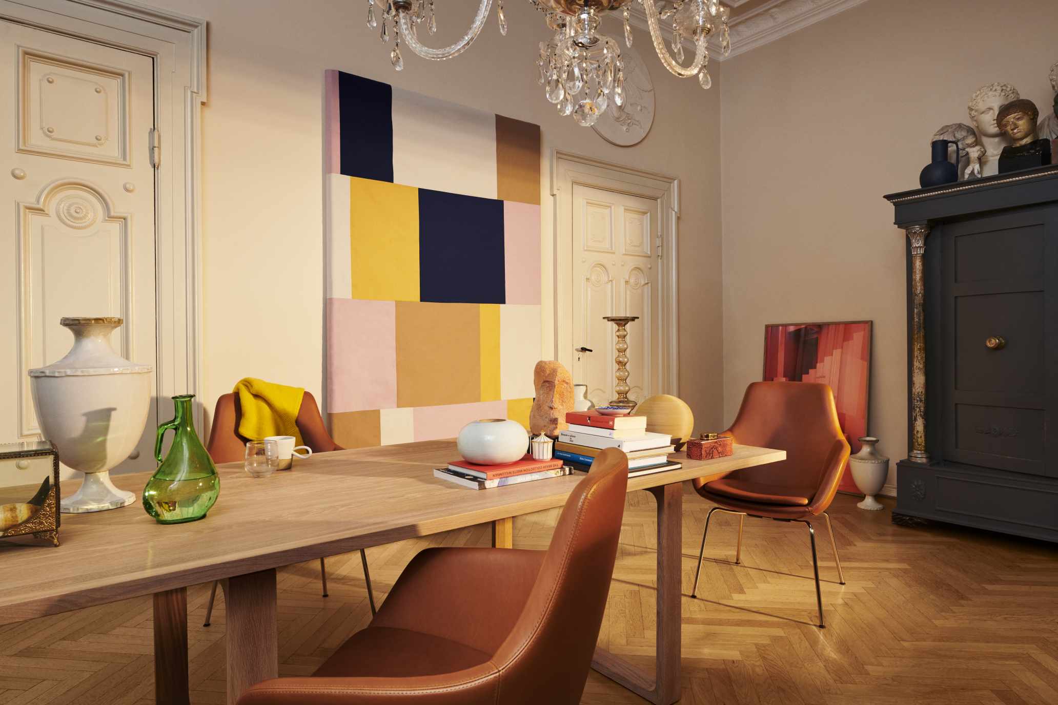 Little Giraffe Stuhl von Fritz Hansen mit braunem Lederbezug am Esstisch in stilvollem Interieur.