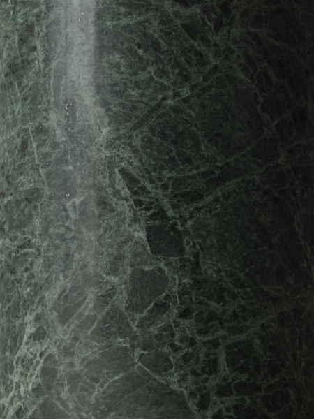 Detailaufnahme des grünen Marmorfußes der Mist AP17 Tischleuchte Guatemale Verde von AndTradition.