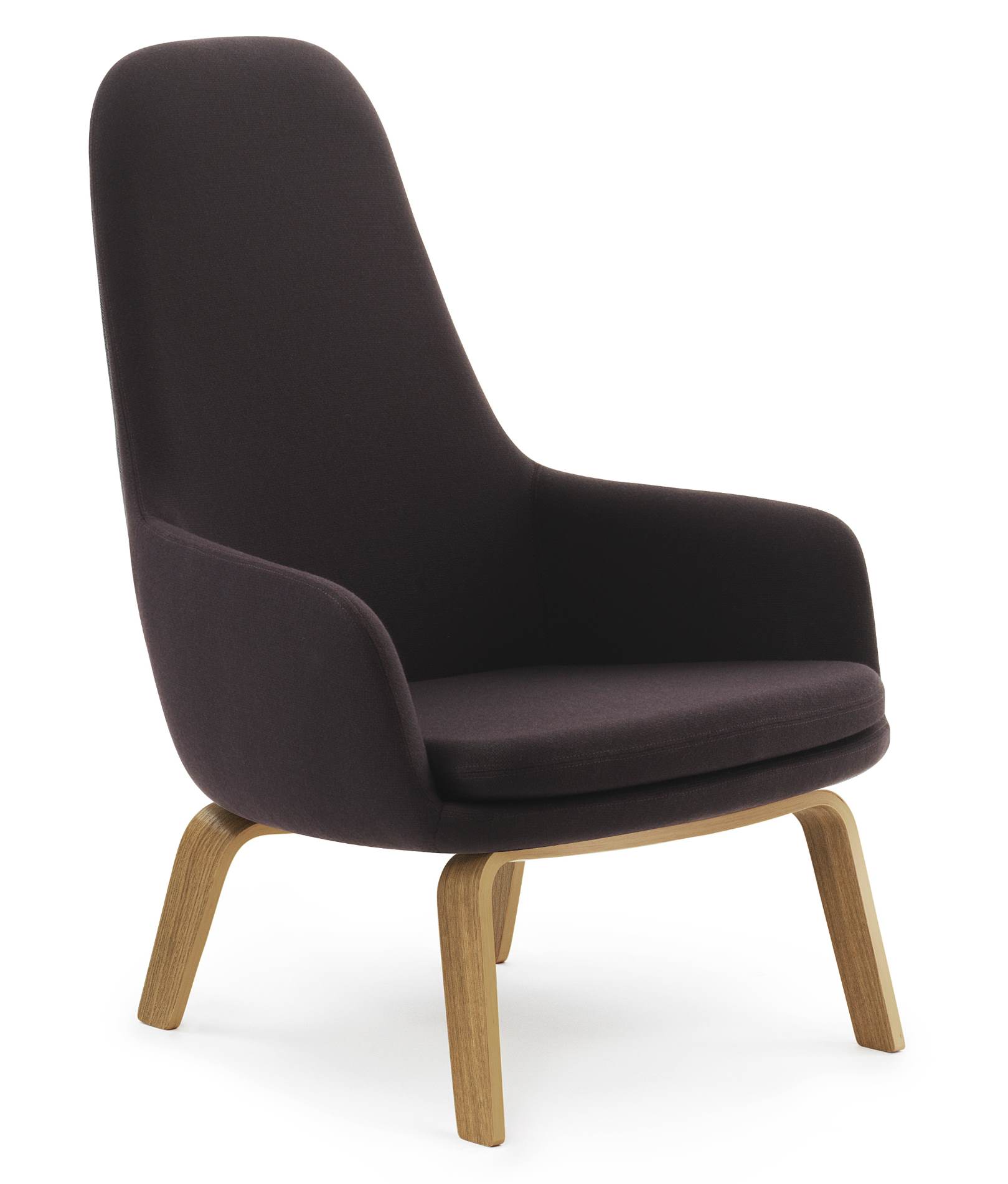 Era Lounge Chair Sessel hoch von Normann Copenhagen in dunklem Lila mit Holzgestell.