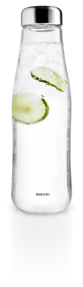 Eva Solo Glaskaraffe mit Deckel gefüllt mit Wasser, Eiswürfeln und Limettenscheiben. Karaffe für Wasser und Saft.
