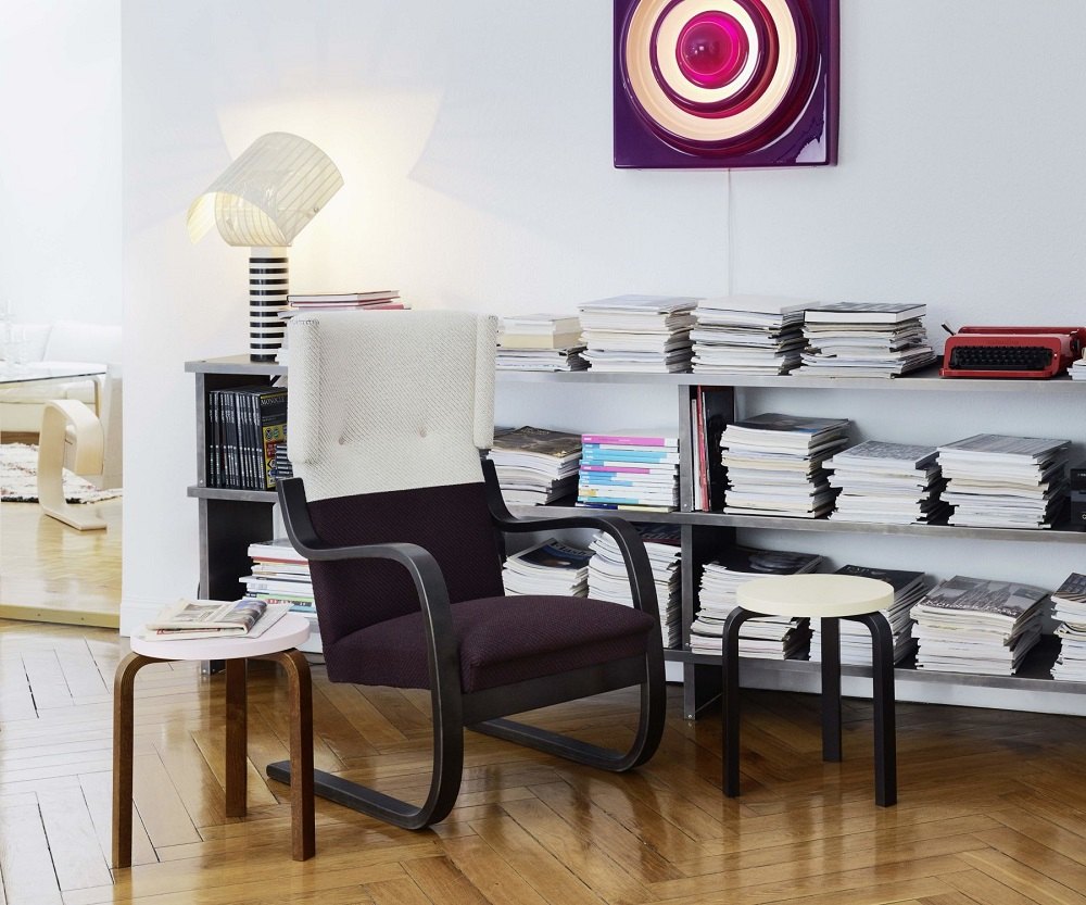Artek Sessel 401 Armchair im Wohnzimmer mit Bücherregal und Holzboden. Designklassiker.