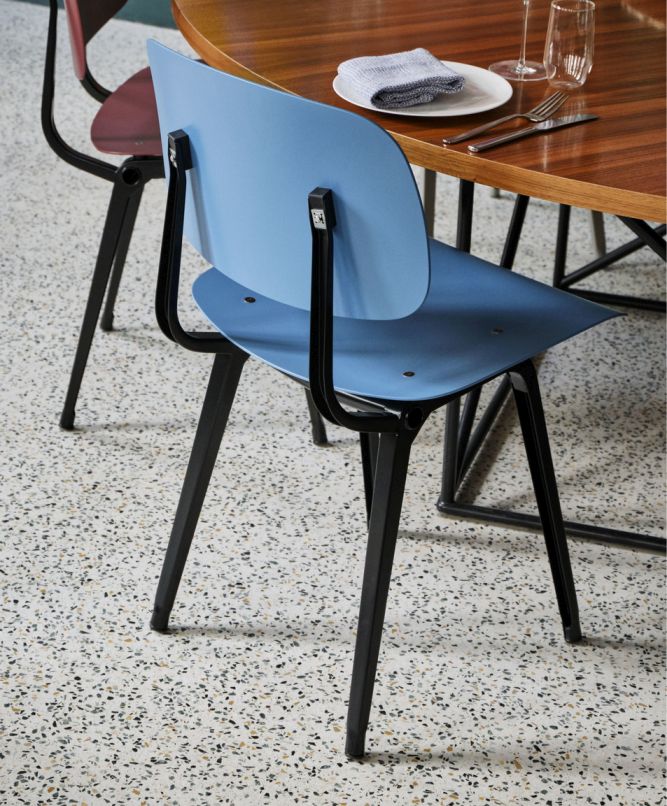 Blauer Hay Revolt Chair Stuhl mit schwarzem Metallgestell am Esstisch, Detailansicht.