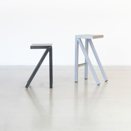 Bureaurama Hocker von Magis, zwei moderne Barhocker in Schwarz und Grau mit minimalistischem Design.