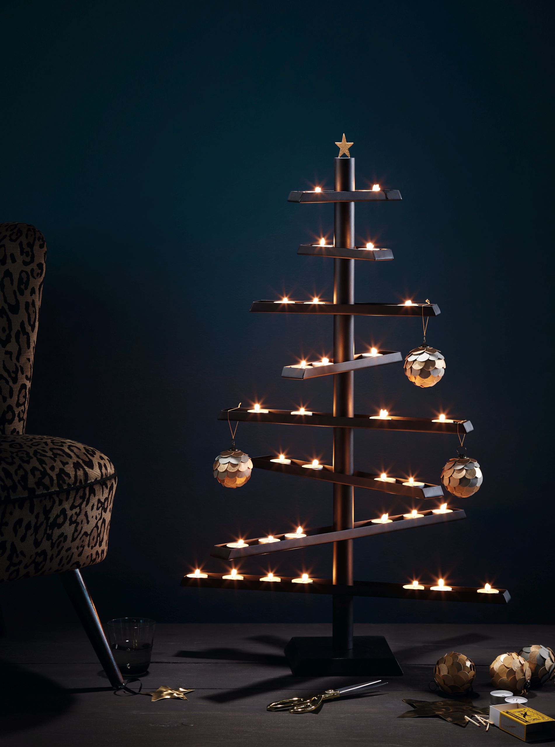 Philippi Soho Weihnachtsbaum für Teelichter, moderner Adventskranz mit Teelichtern und Christbaumkugeln.