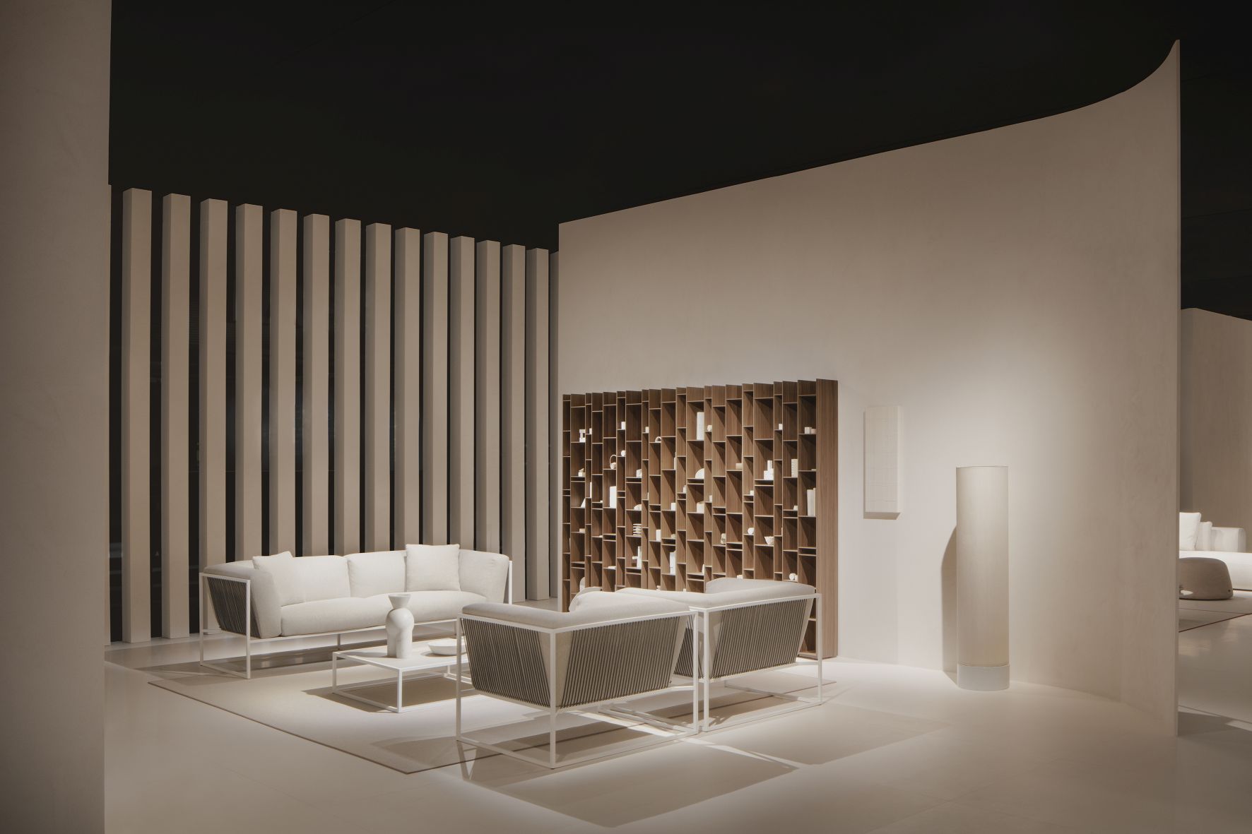 Helles Wohnzimmer mit Arpa Outdoor Sofa von MDF Italia, zwei Sesseln und minimalistischem Design.