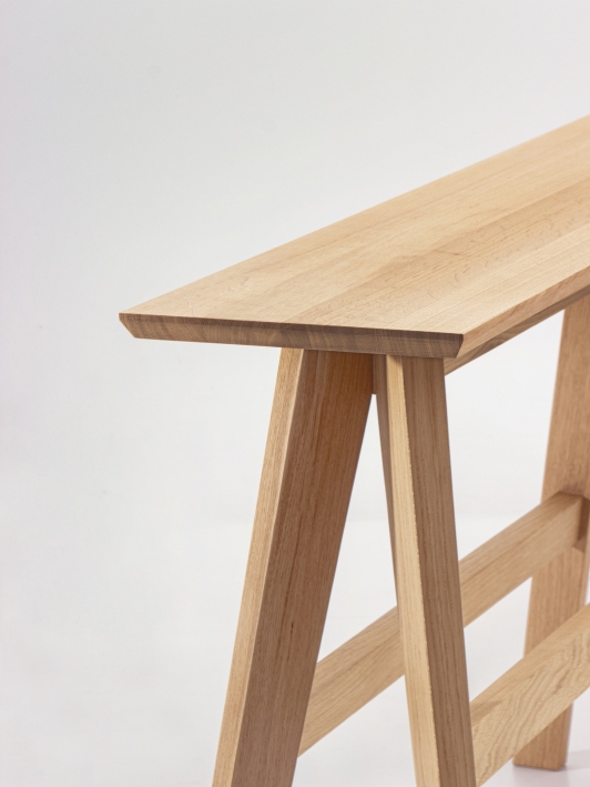 Detailaufnahme der Cena High Bank Holzbank, helles Holz, minimalistisches Design, hochwertige Verarbeitung.